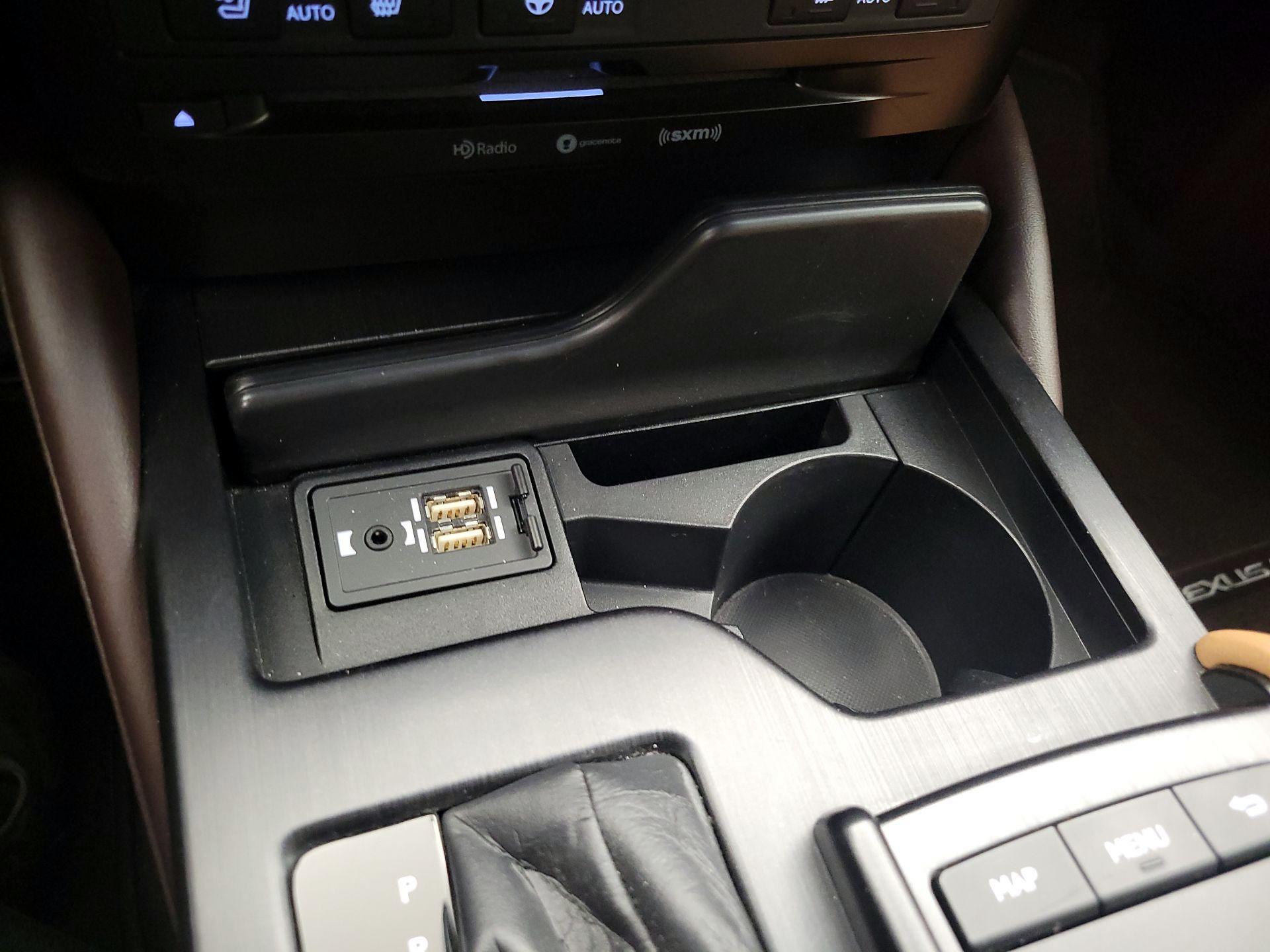 Thumbnail: 2020 Lexus ES - 19