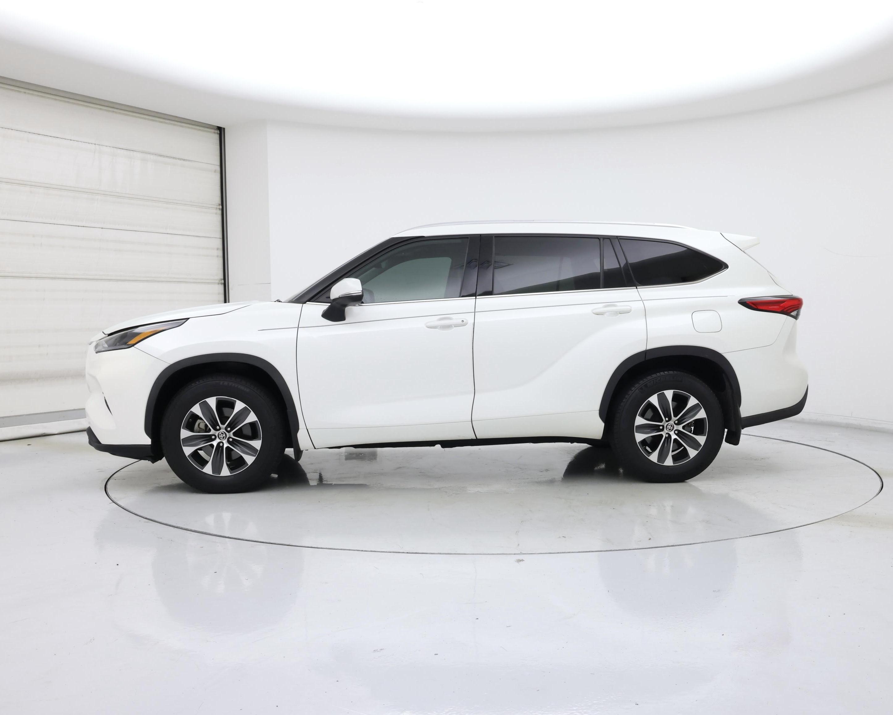 Thumbnail: 2021 Toyota Highlander - 3