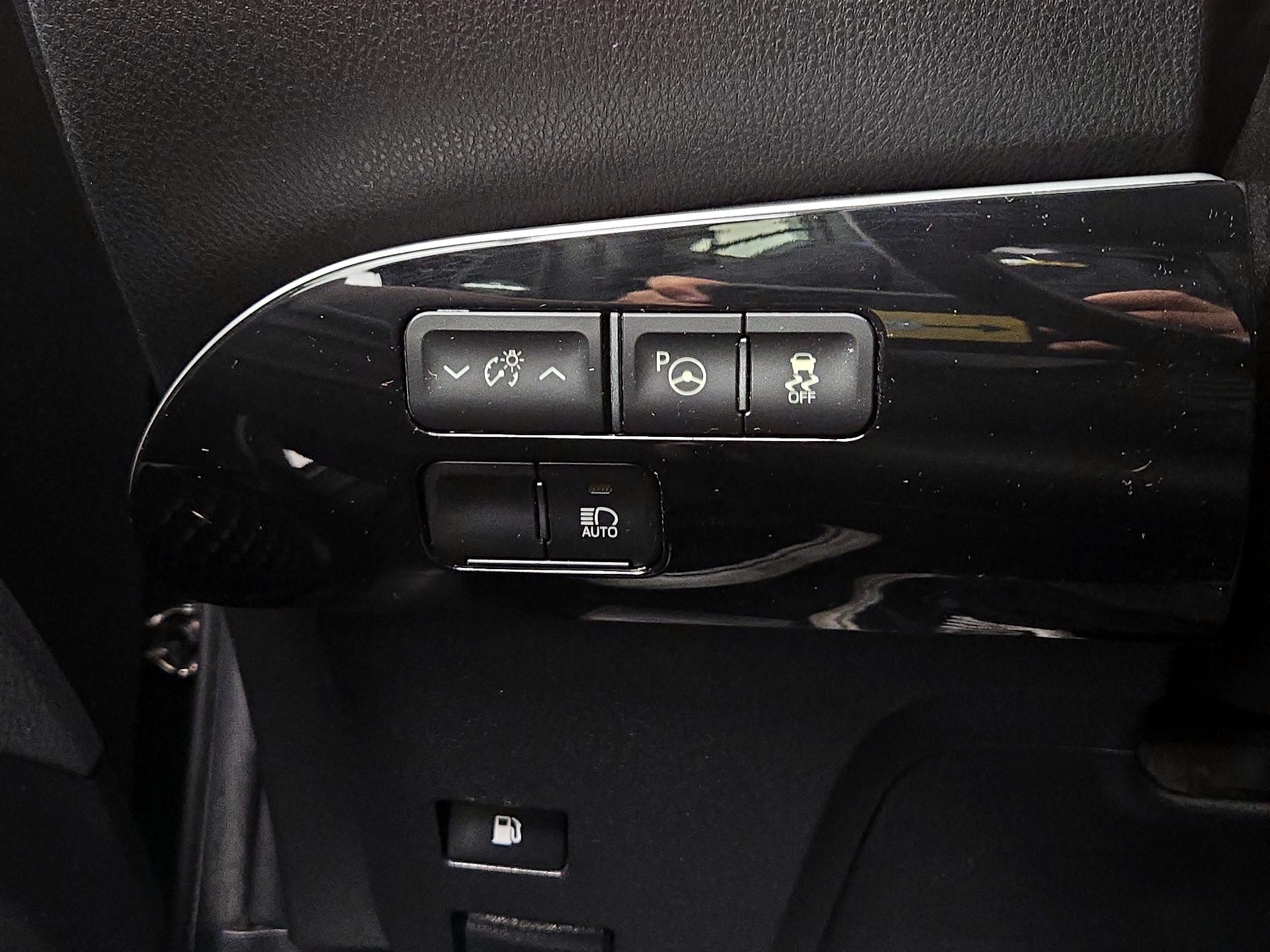 Thumbnail: 2019 Toyota Prius - 13