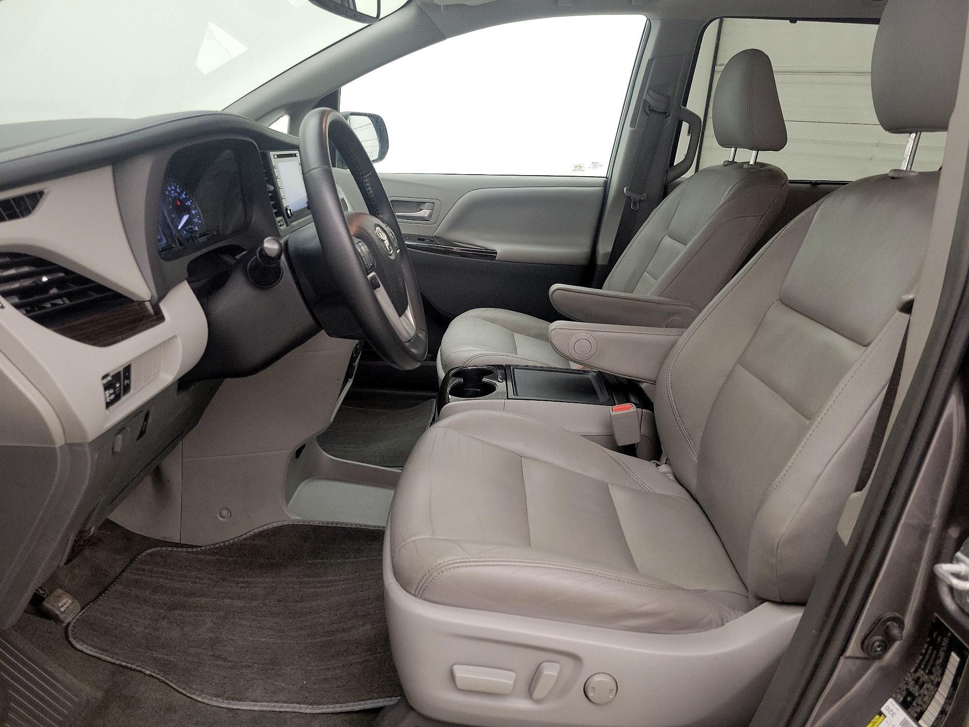 Thumbnail: 2018 Toyota Sienna - 11