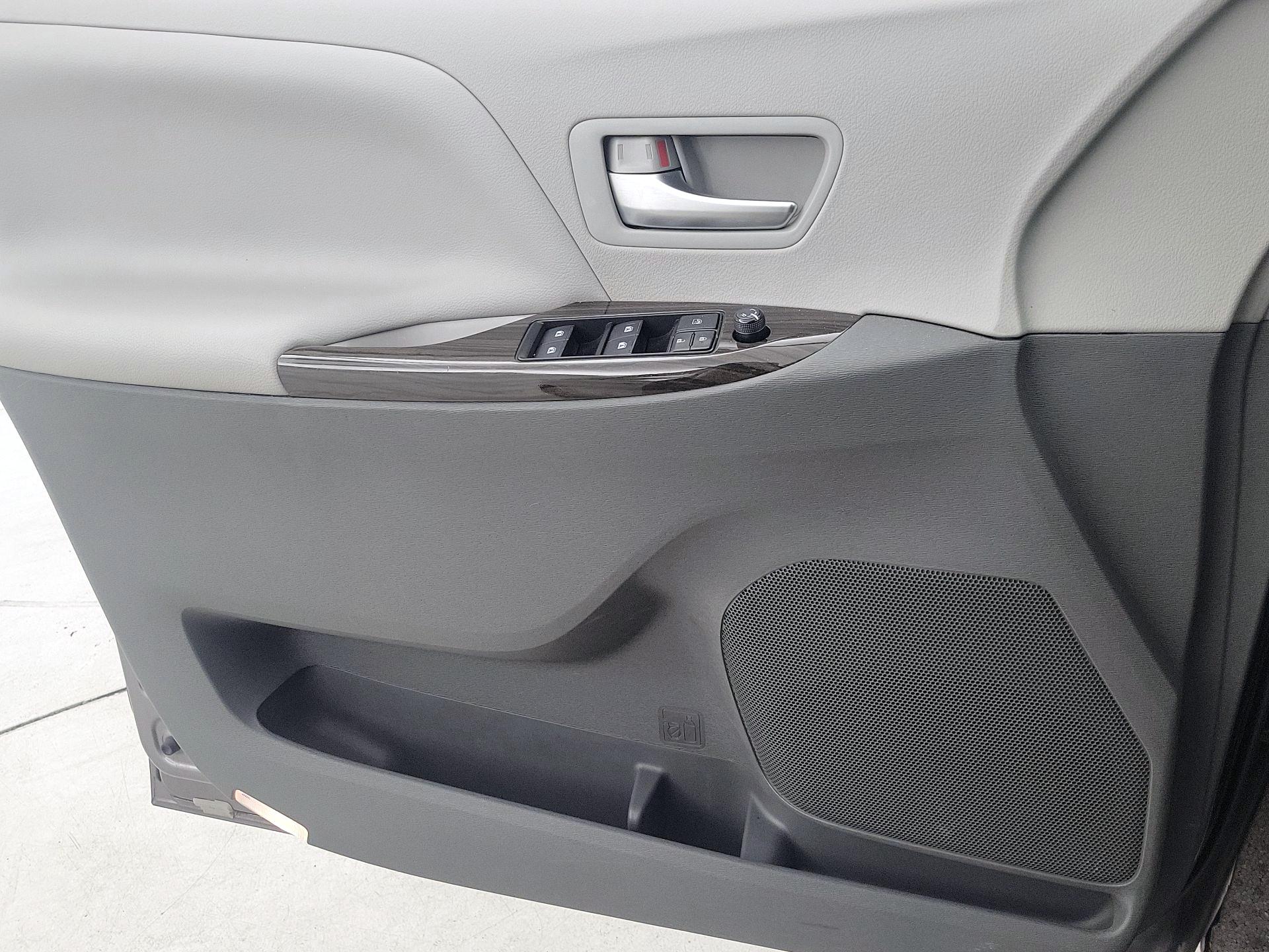 Thumbnail: 2018 Toyota Sienna - 12