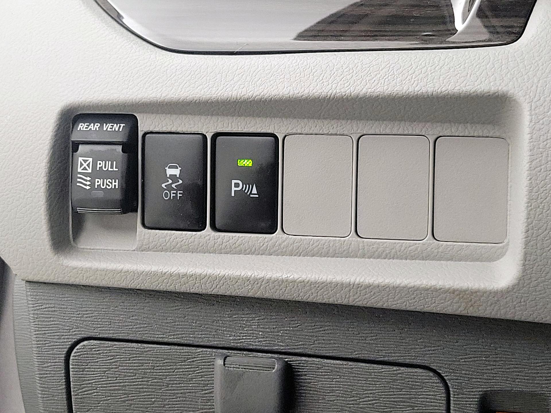Thumbnail: 2018 Toyota Sienna - 13
