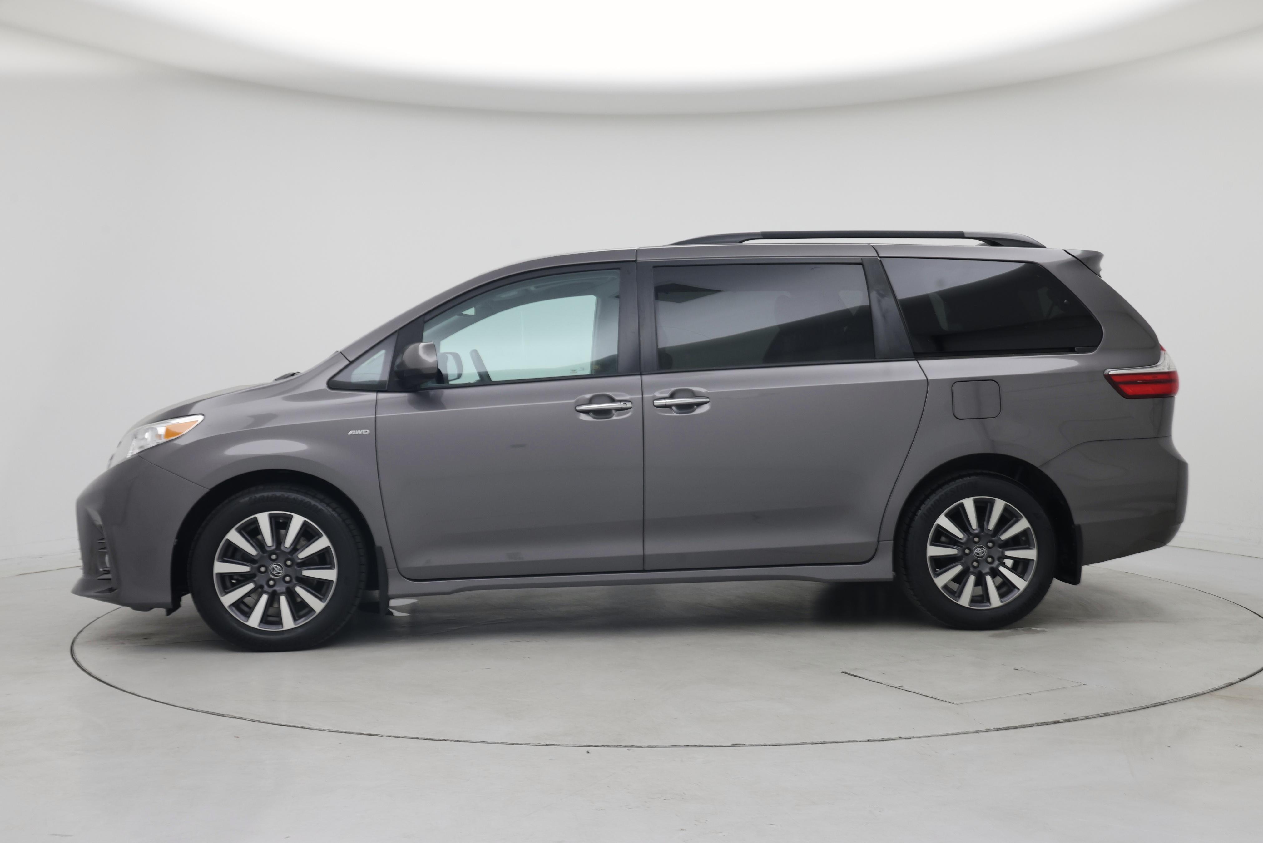Thumbnail: 2018 Toyota Sienna - 3
