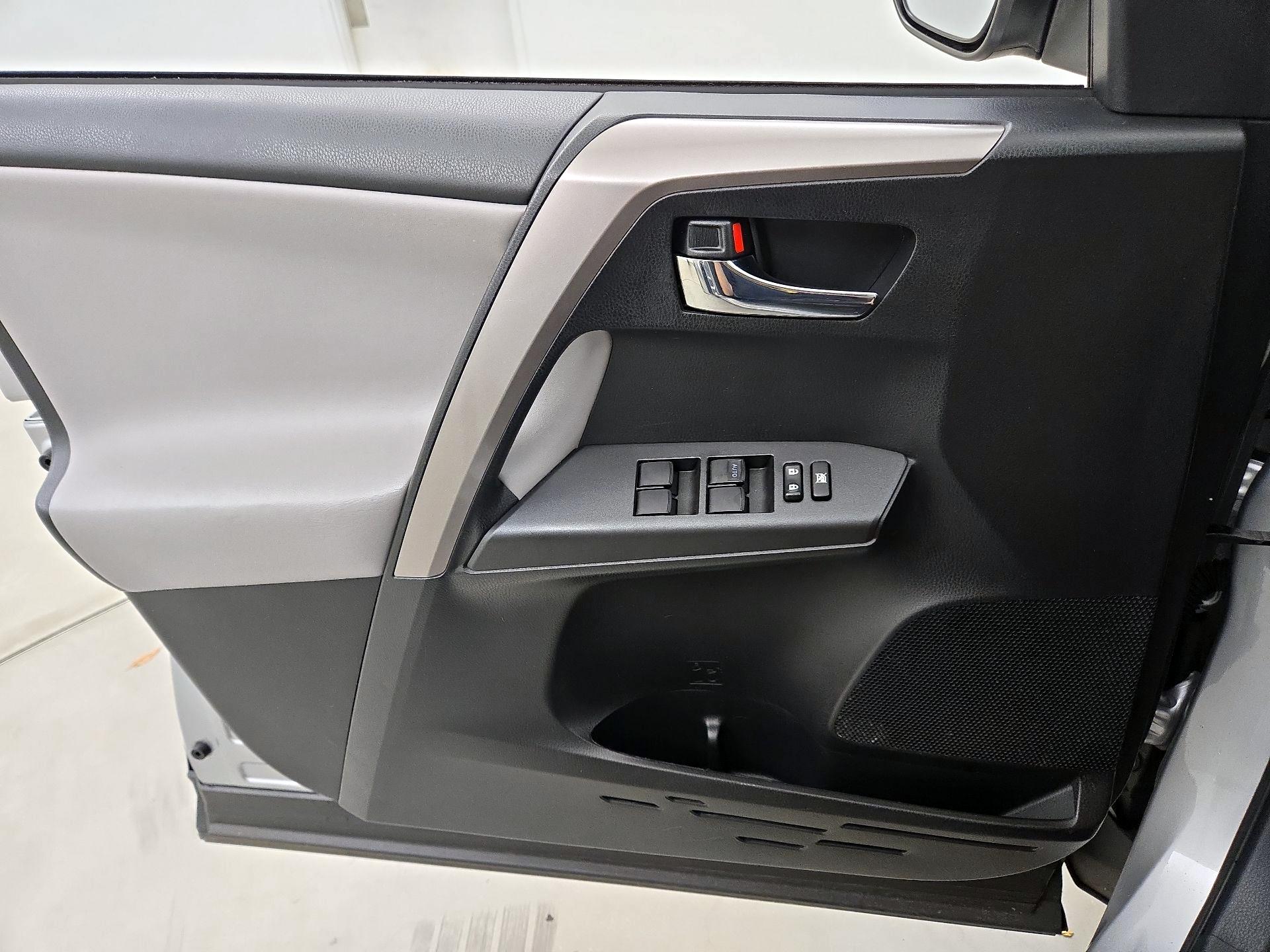 Thumbnail: 2018 Toyota RAV4 - 12