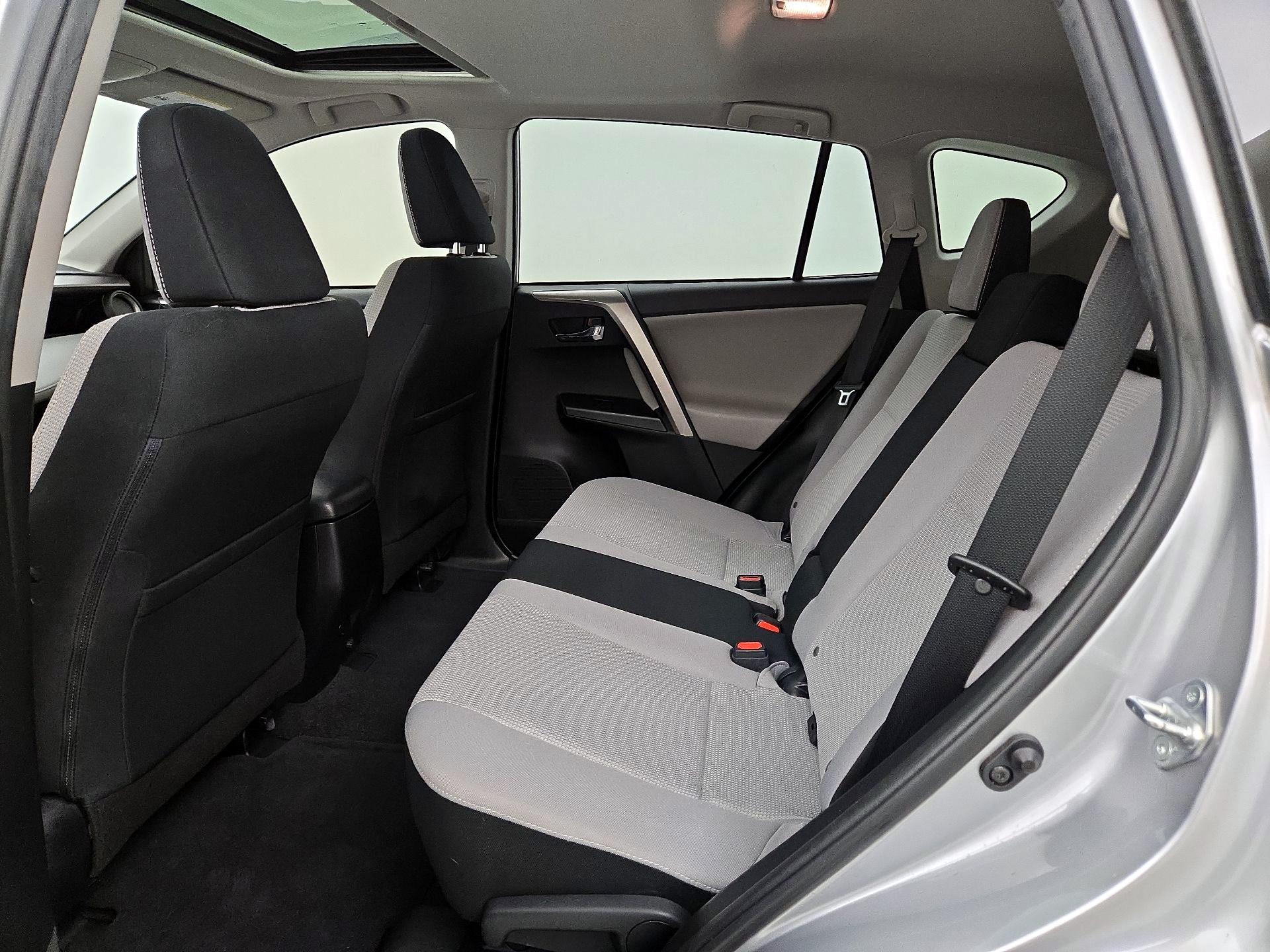 Thumbnail: 2018 Toyota RAV4 - 20