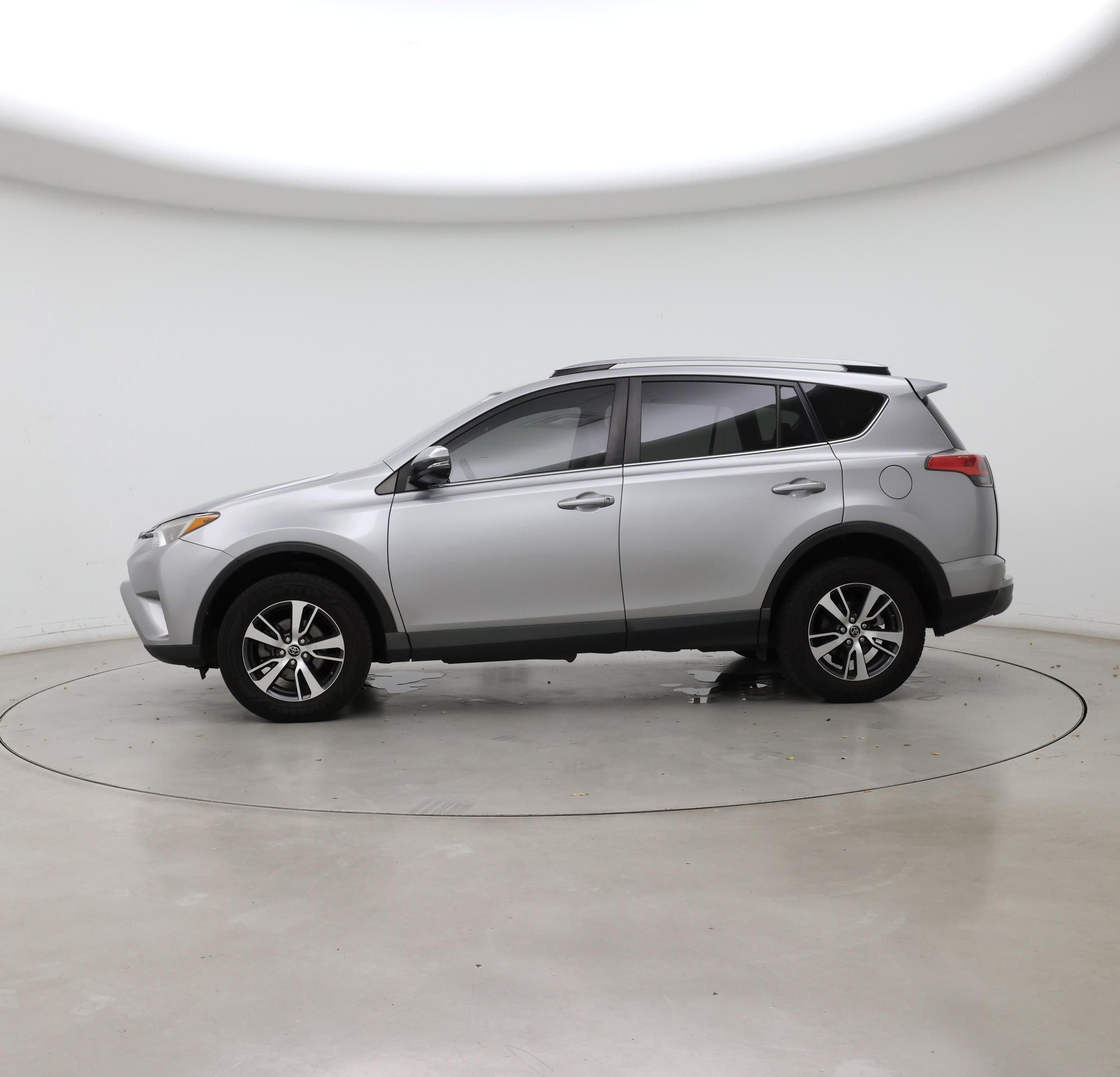 Thumbnail: 2018 Toyota RAV4 - 3