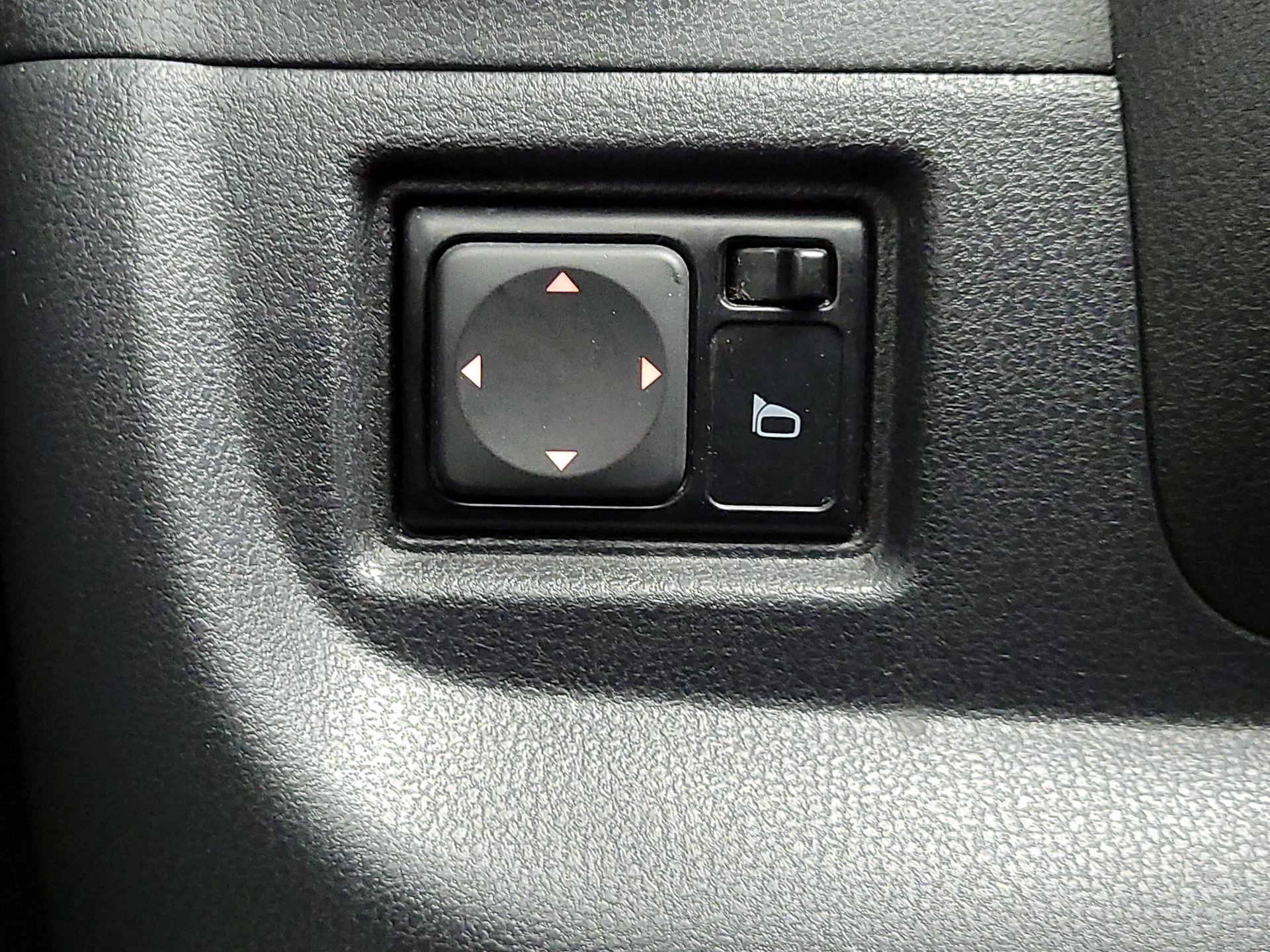 Thumbnail: 2017 Nissan Versa Note - 13