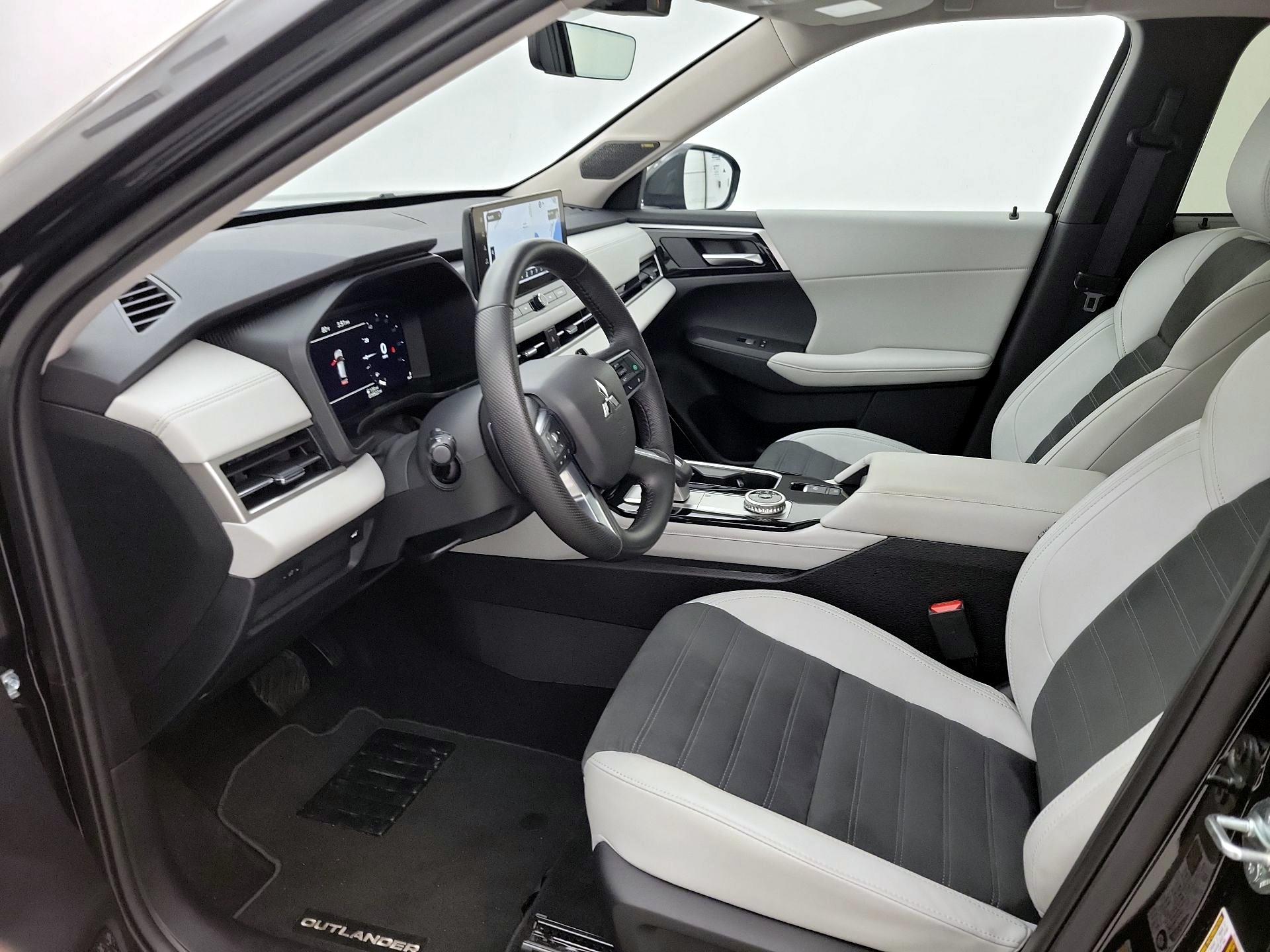 Thumbnail: 2025 Mitsubishi Outlander - 11