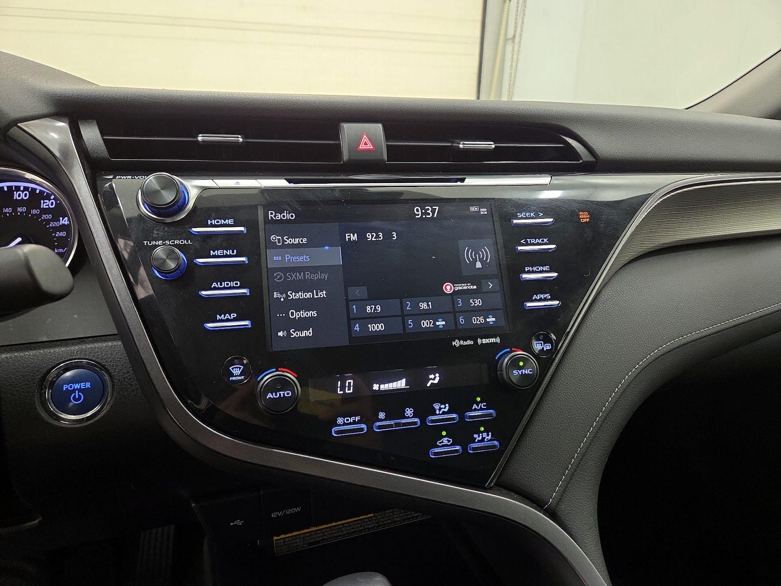 2020 Toyota Camry SE - Photo 16