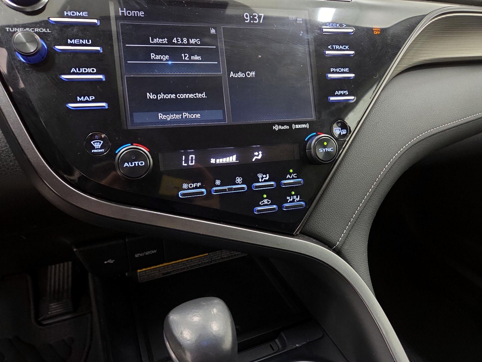 2020 Toyota Camry SE - Photo 17