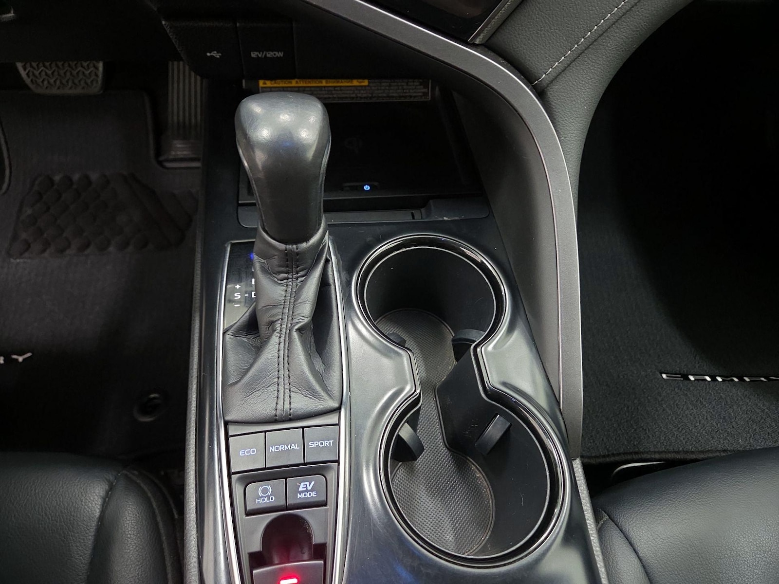 2020 Toyota Camry SE - Photo 18