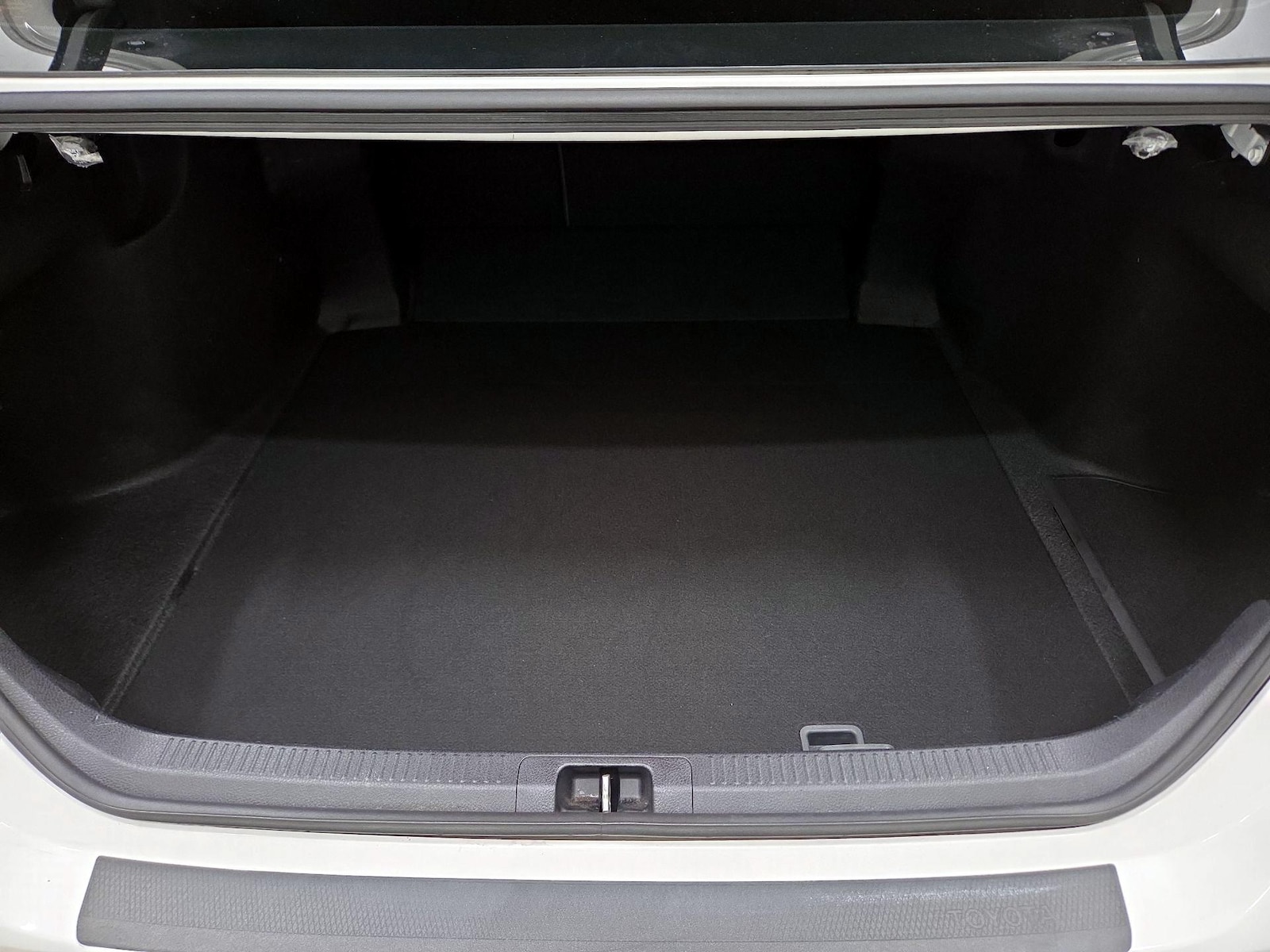 2020 Toyota Camry SE - Photo 21