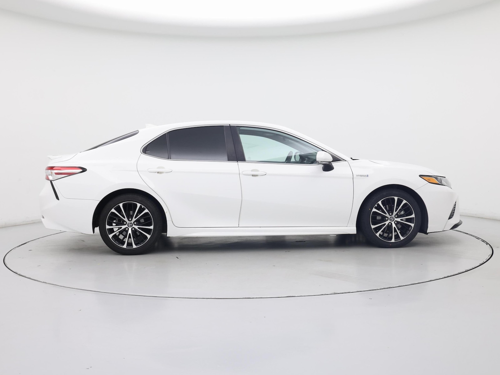 2020 Toyota Camry SE - Photo 8