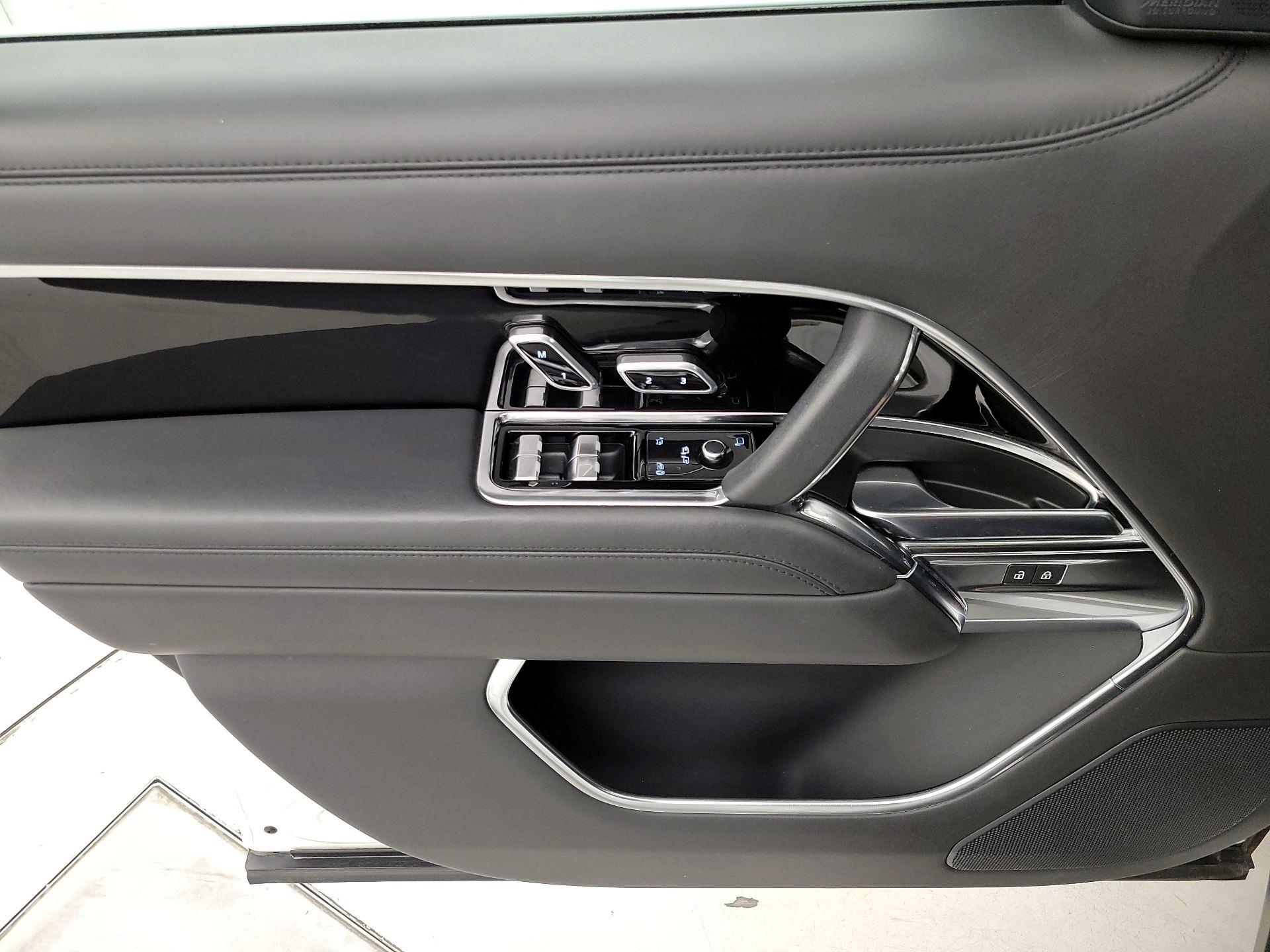 Thumbnail: 2022 Land Rover Range Rover - 12