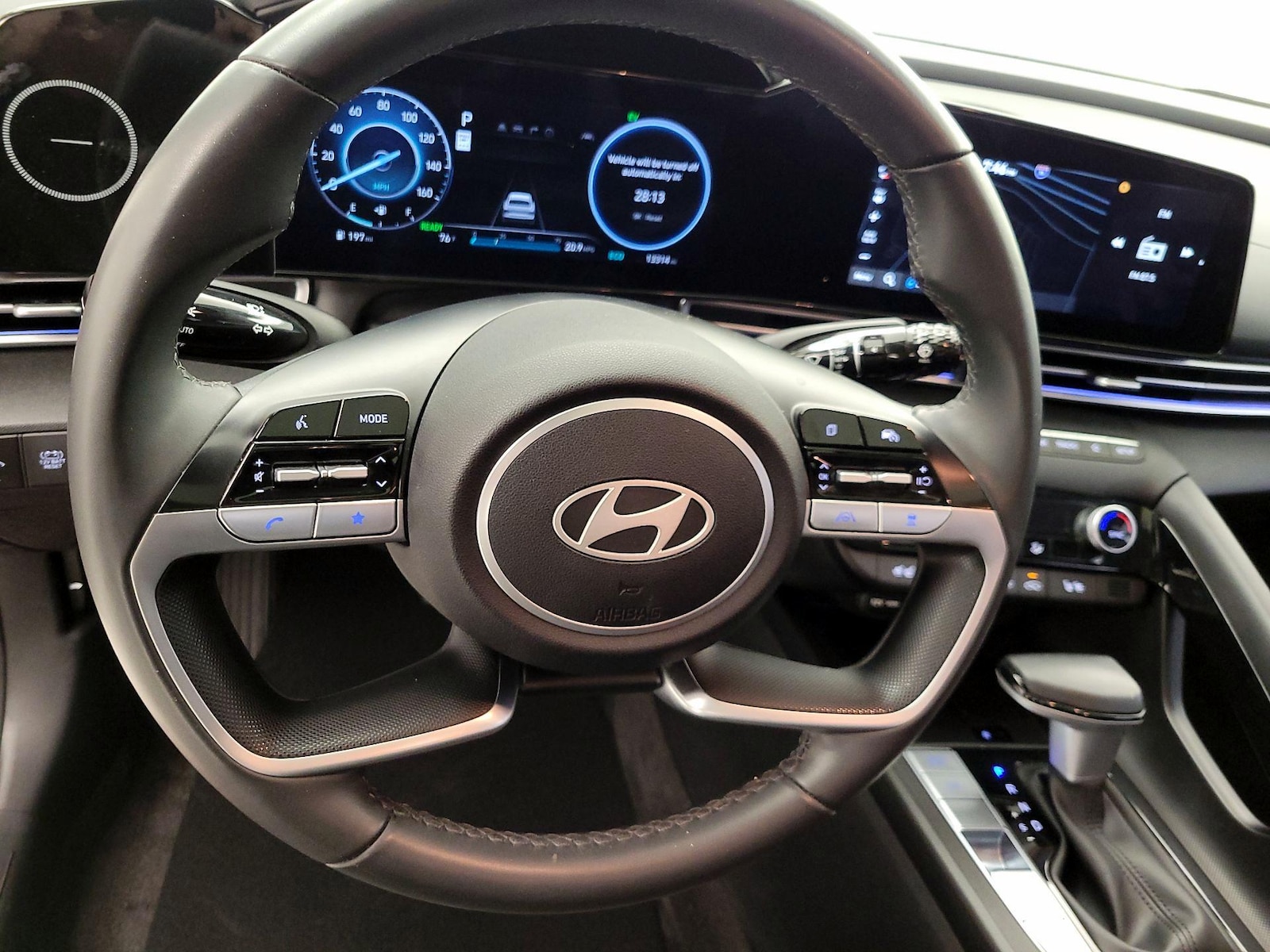 2025 Hyundai Elantra Limited - Photo 11