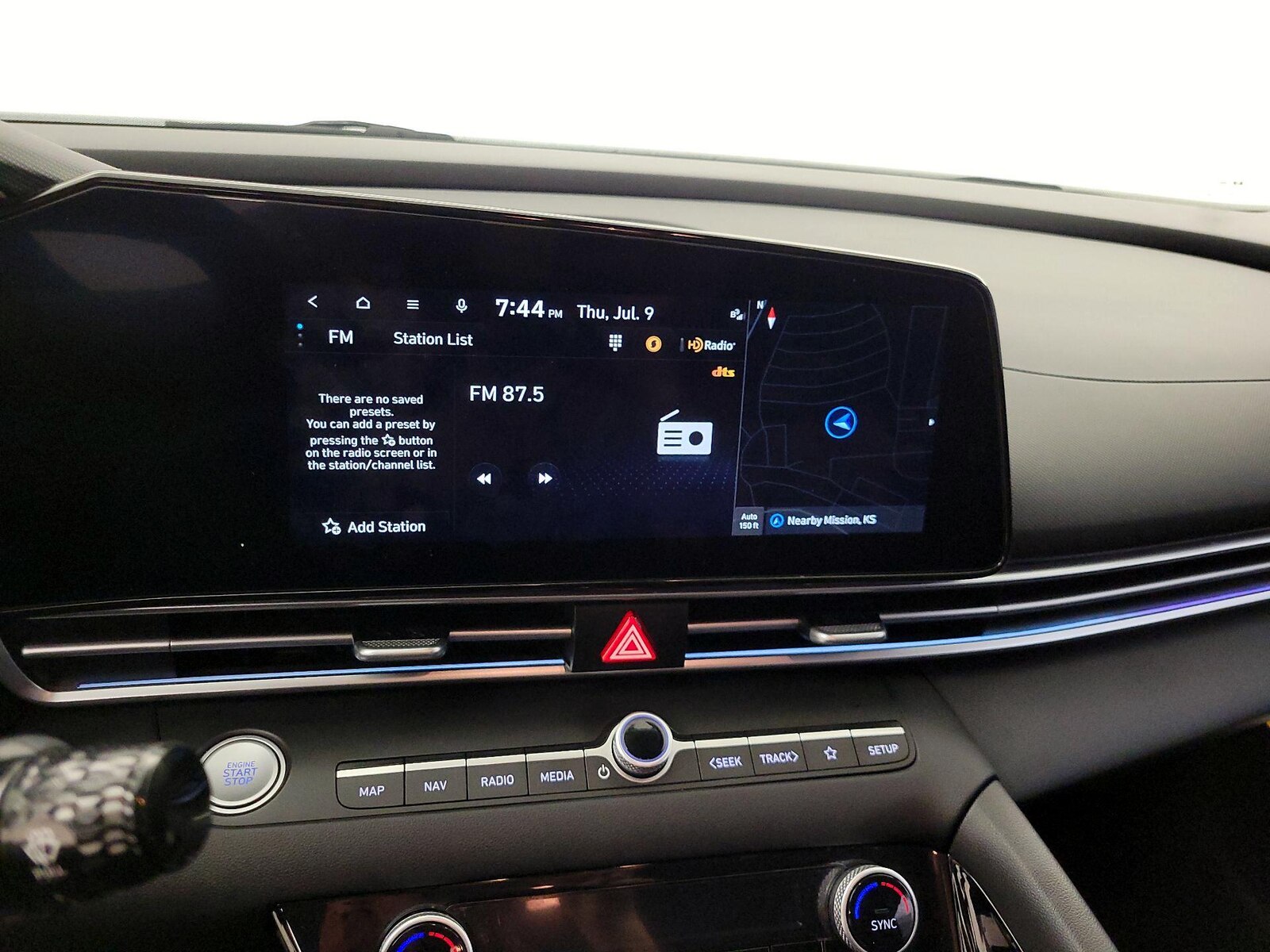 2025 Hyundai Elantra Limited - Photo 17