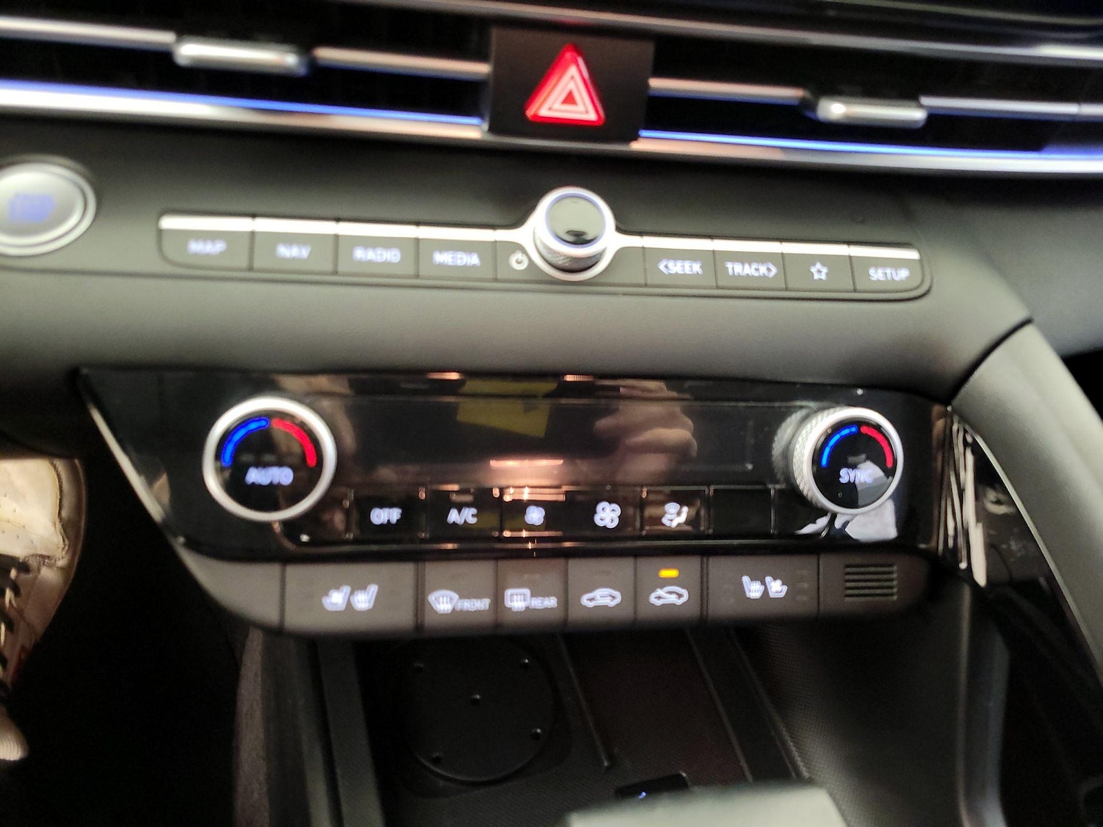 2025 Hyundai Elantra Limited - Photo 18