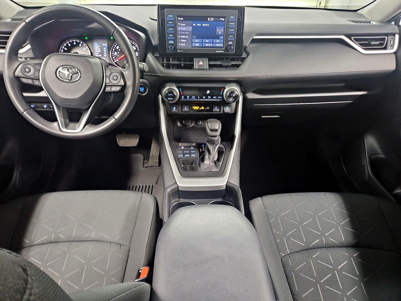2021 Toyota RAV4 XLE - Photo 10