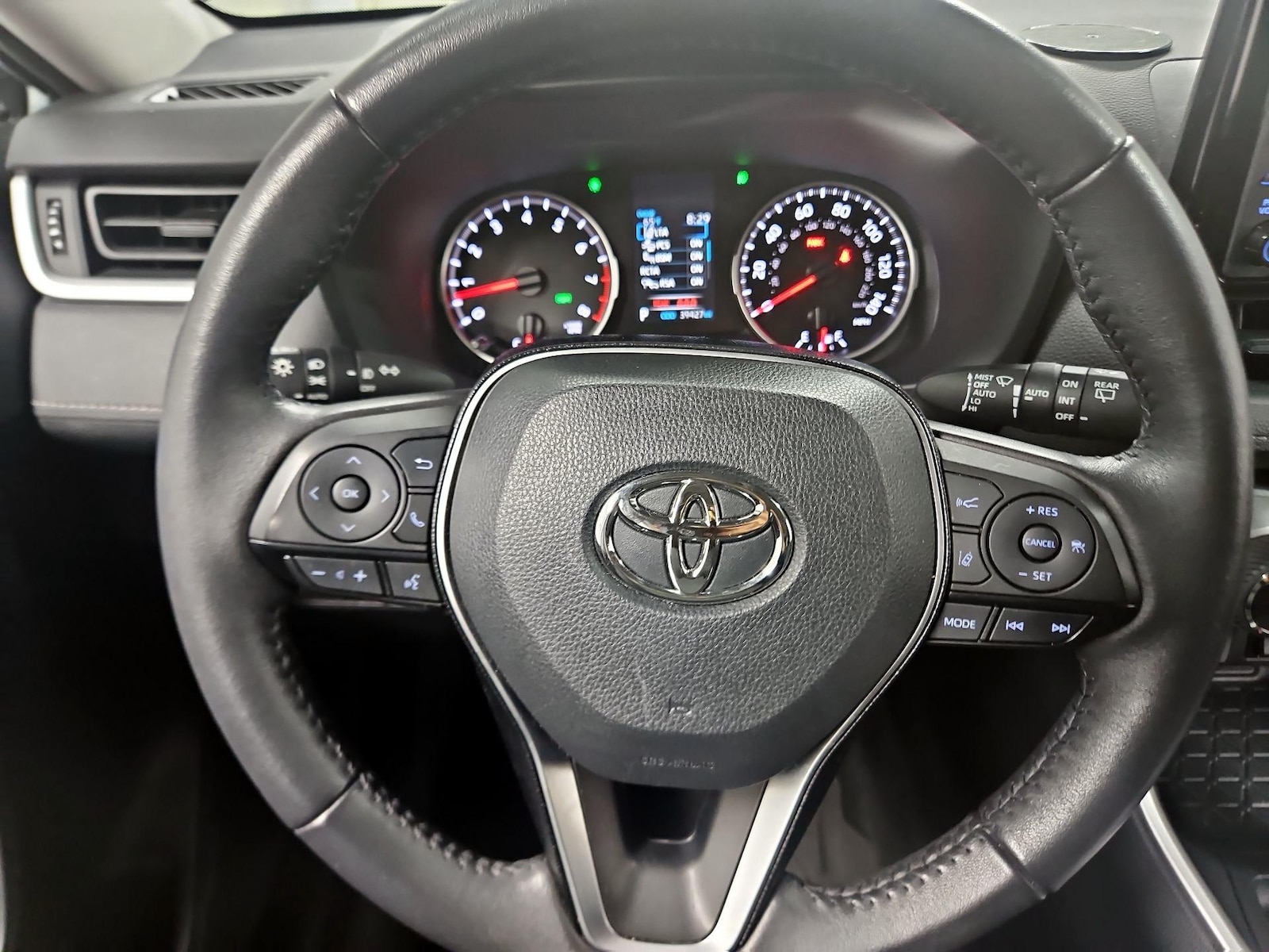 2021 Toyota RAV4 XLE - Photo 11