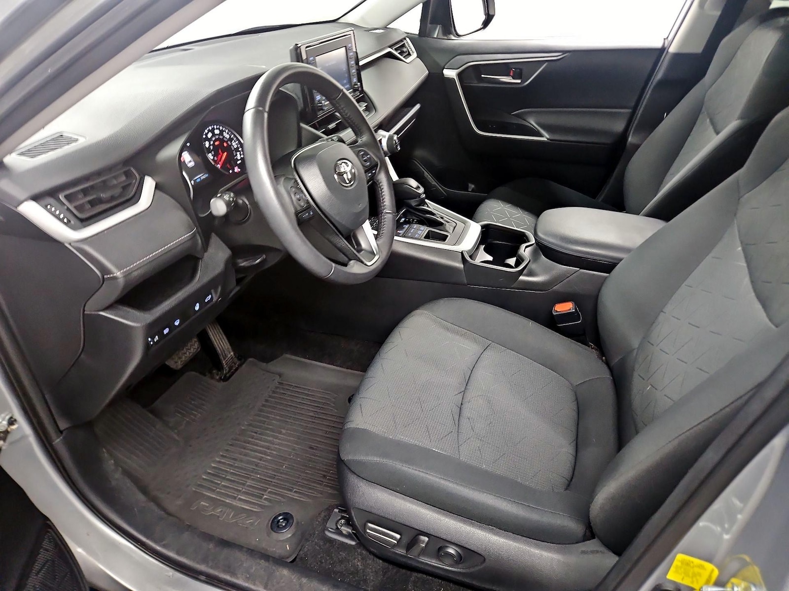 2021 Toyota RAV4 XLE - Photo 12