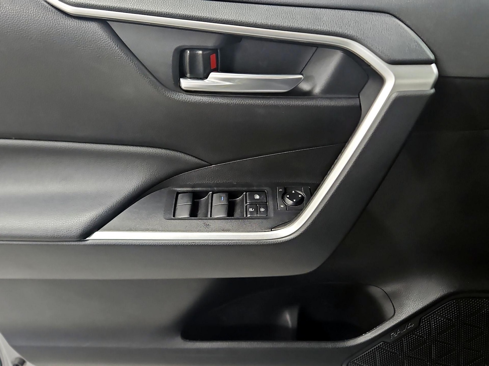 2021 Toyota RAV4 XLE - Photo 13