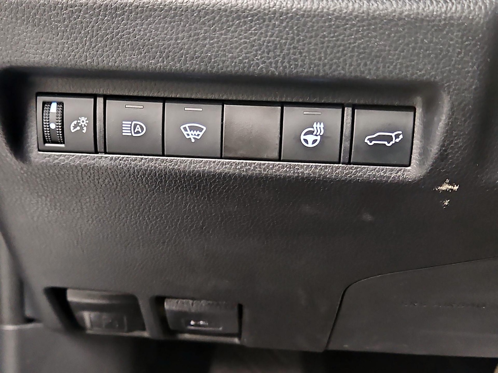 2021 Toyota RAV4 XLE - Photo 14