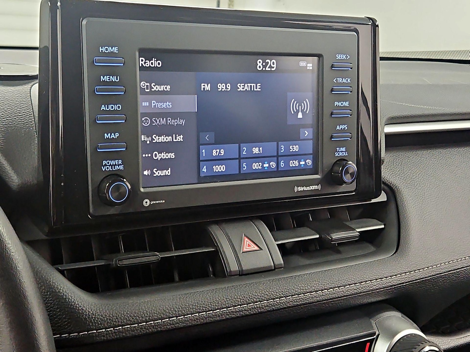 2021 Toyota RAV4 XLE - Photo 16
