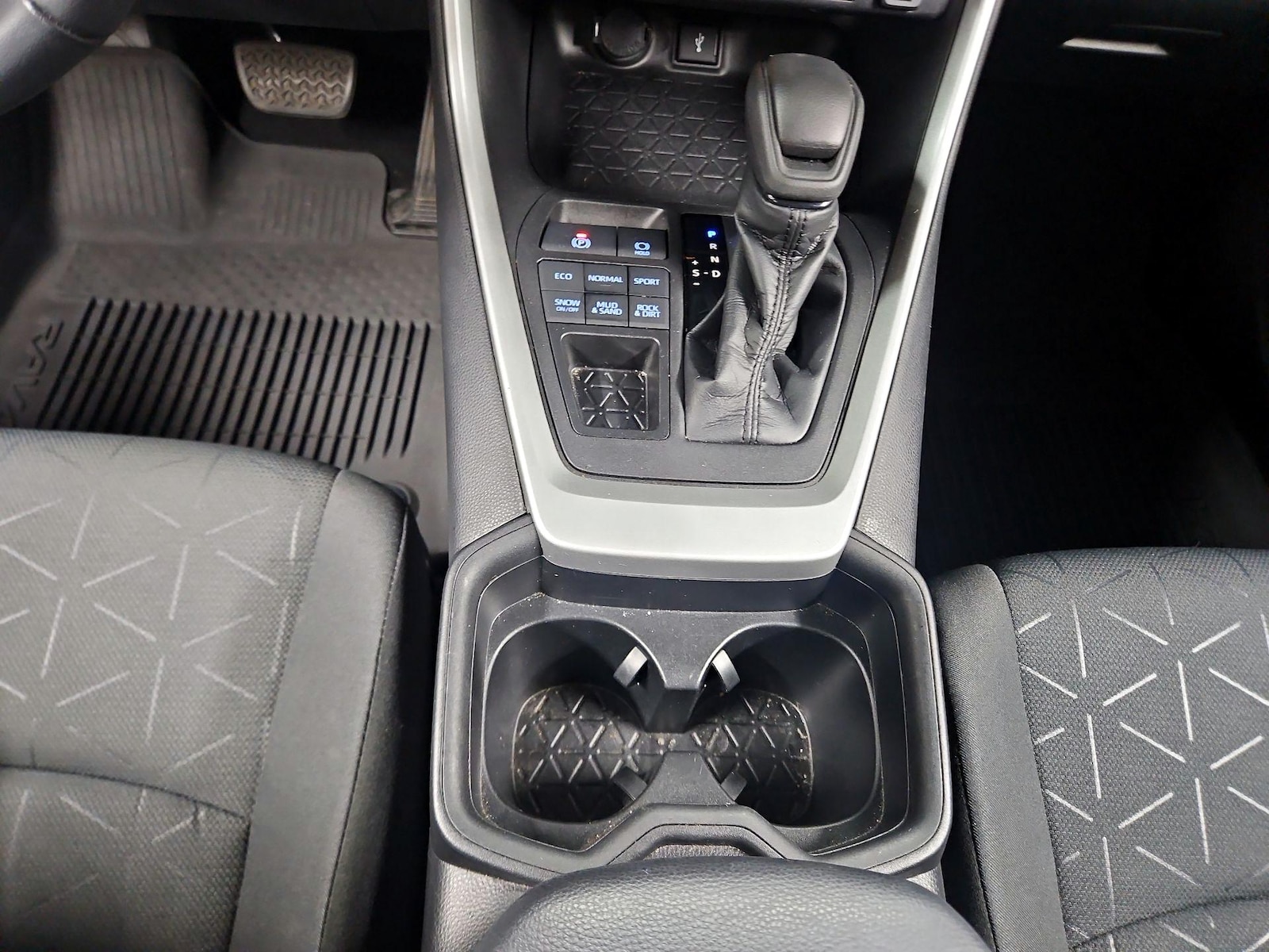 2021 Toyota RAV4 XLE - Photo 18