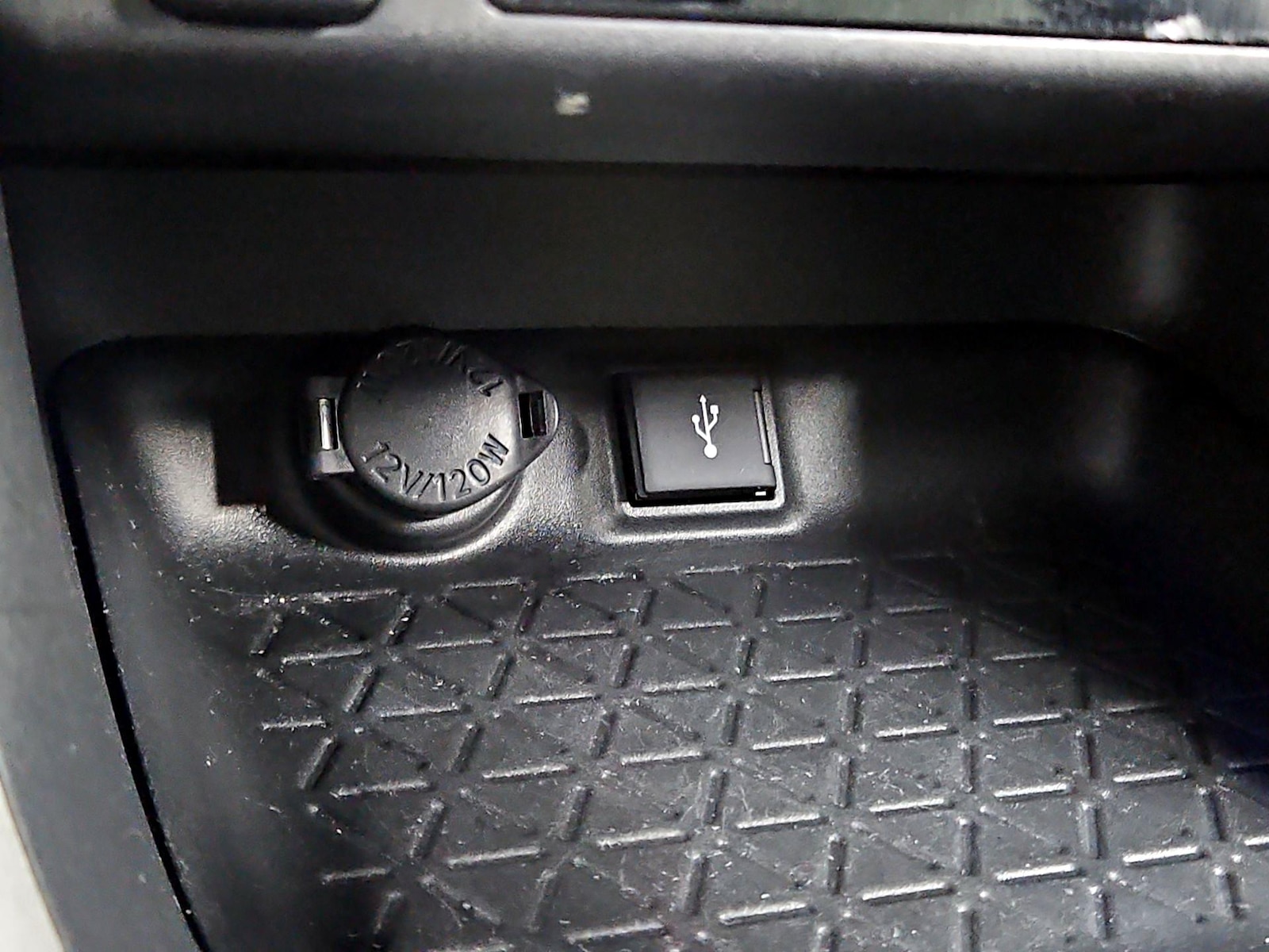 2021 Toyota RAV4 XLE - Photo 19