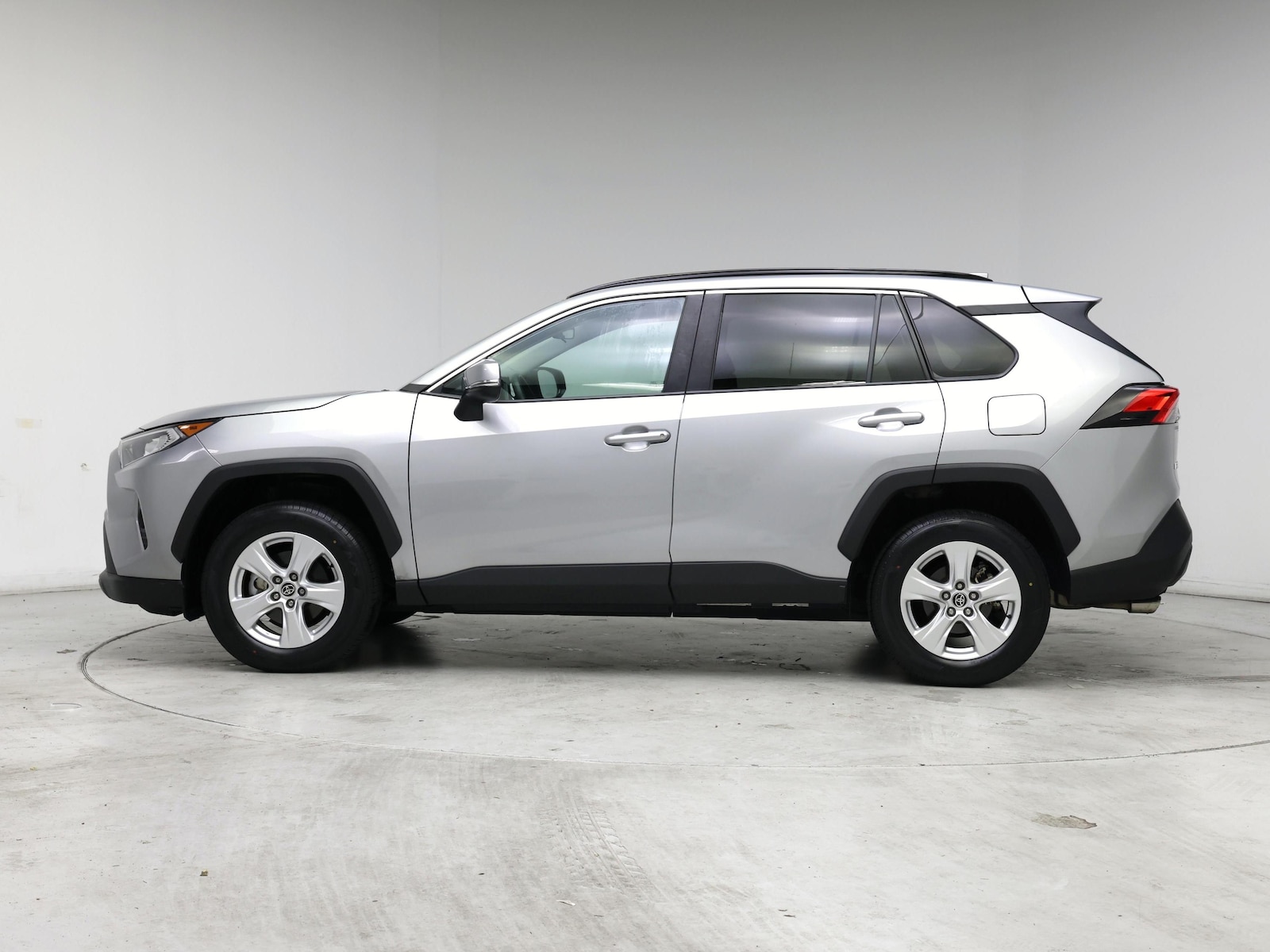 2021 Toyota RAV4 XLE - Photo 4