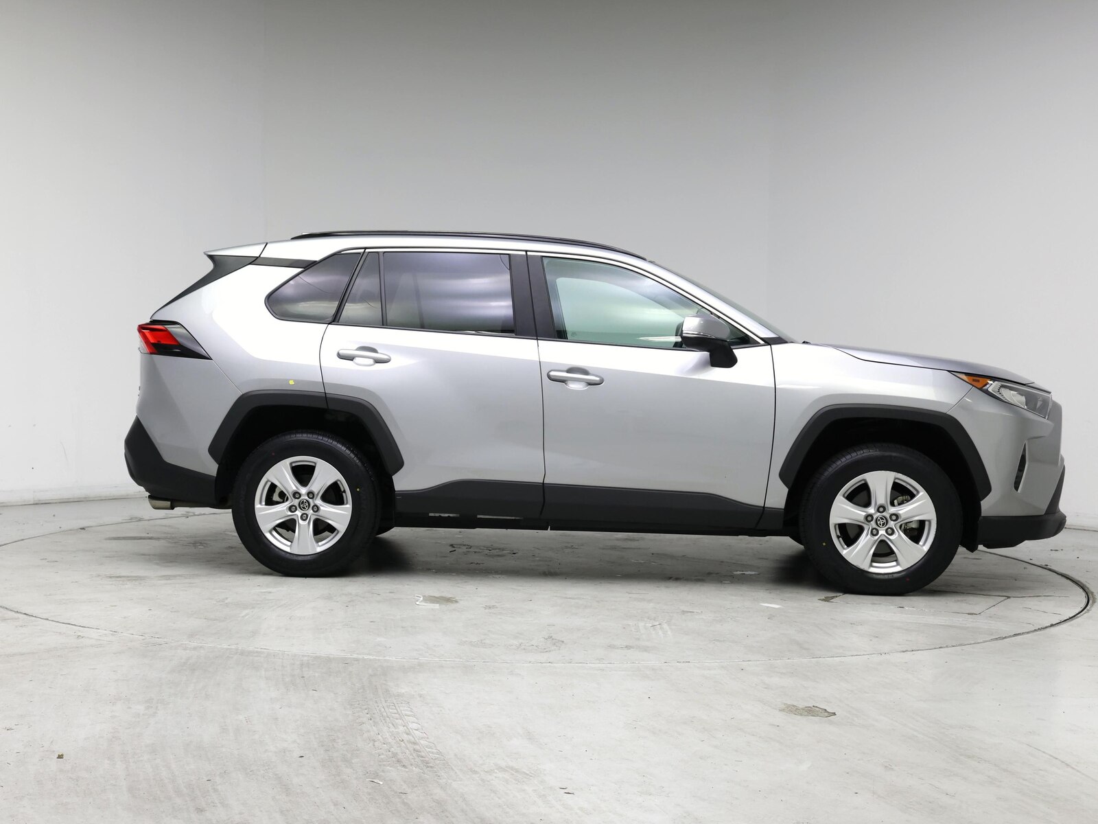 2021 Toyota RAV4 XLE - Photo 8