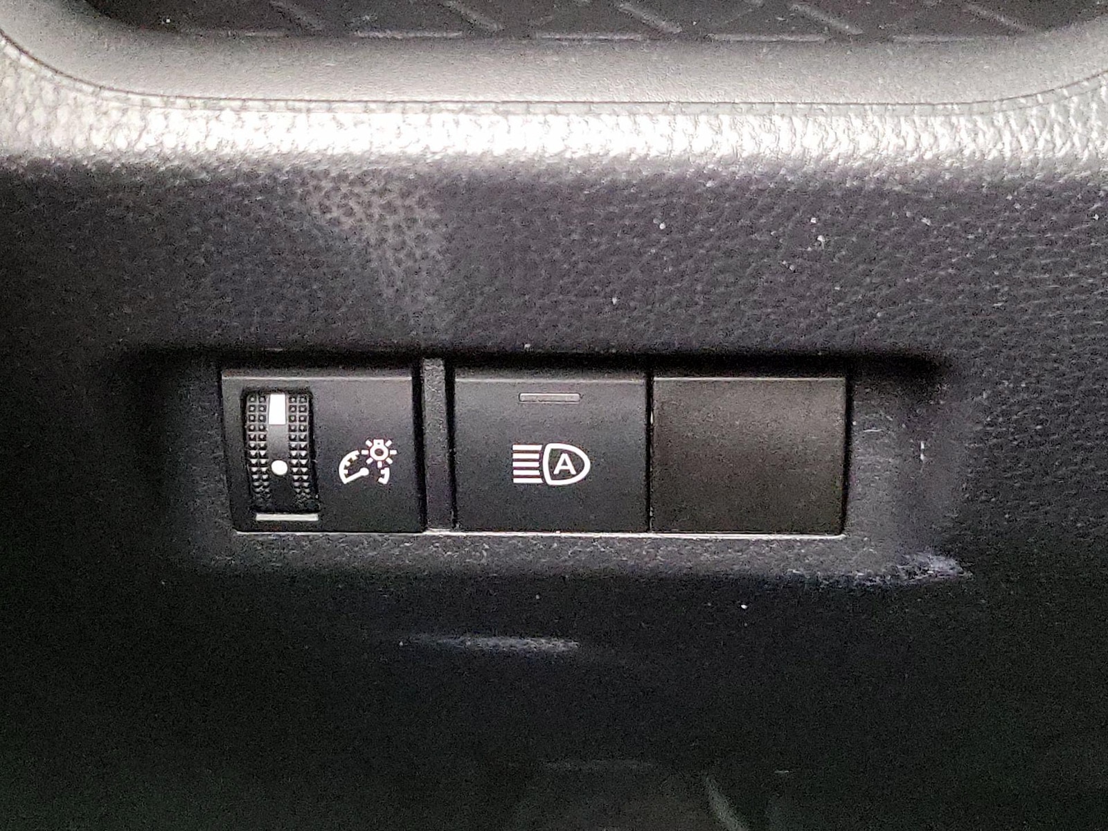2021 Toyota RAV4 LE - Photo 14