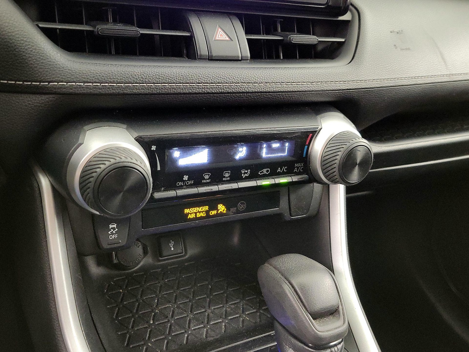 2021 Toyota RAV4 LE - Photo 17