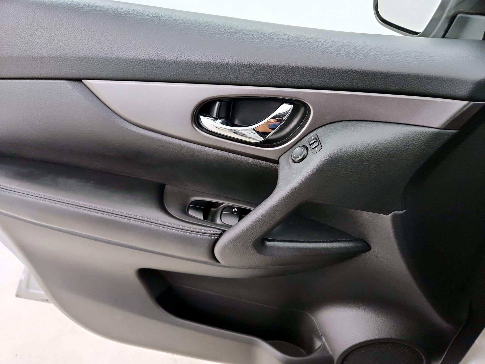 Thumbnail: 2016 Nissan Rogue - 12
