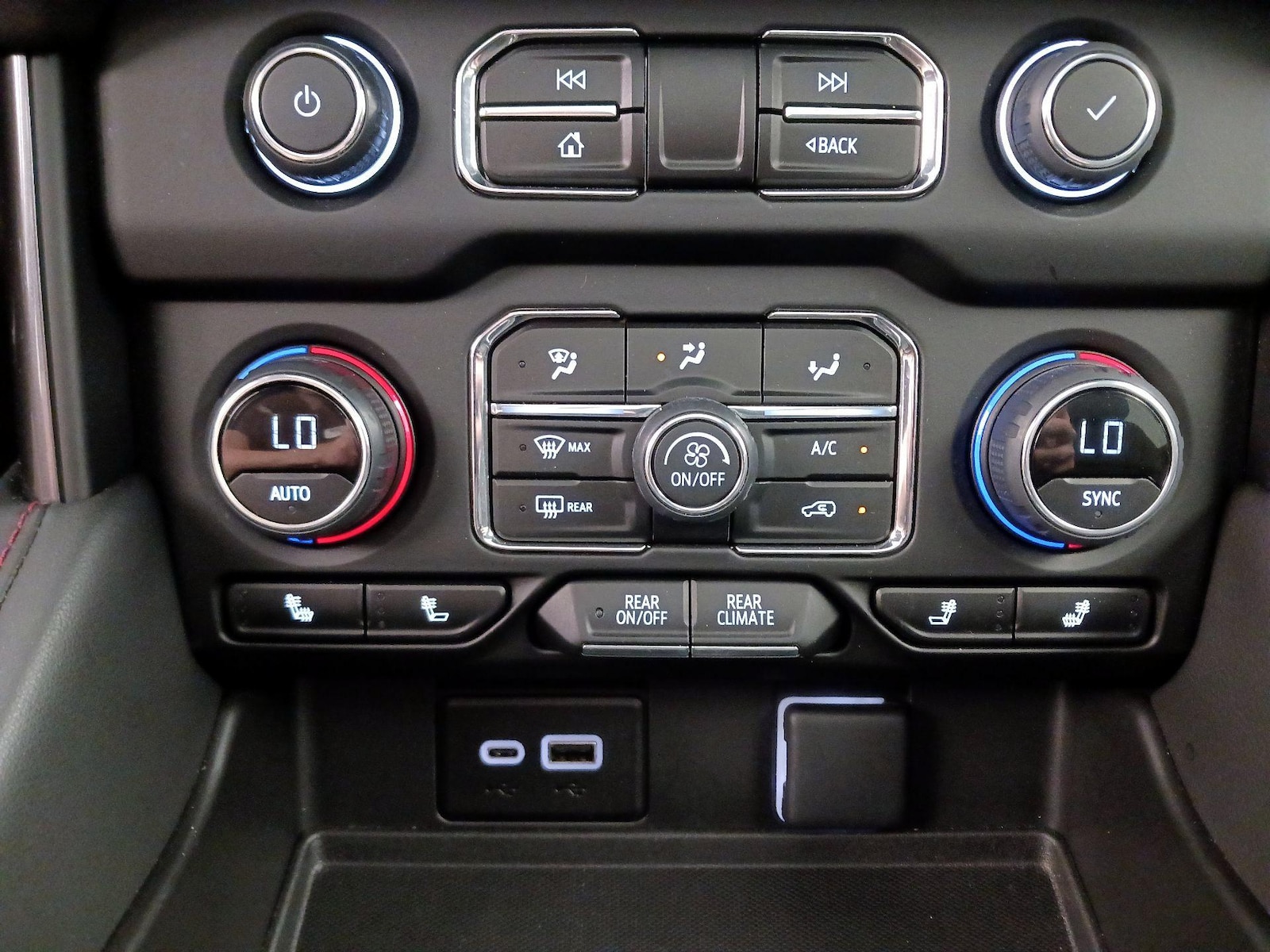 2023 Chevrolet Suburban RST - Photo 18