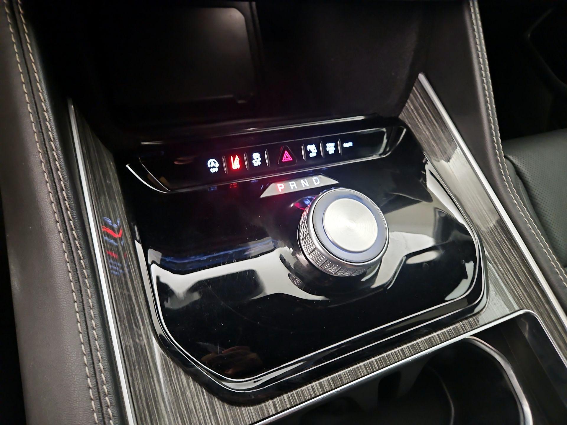 Thumbnail: 2022 Jeep Wagoneer - 18