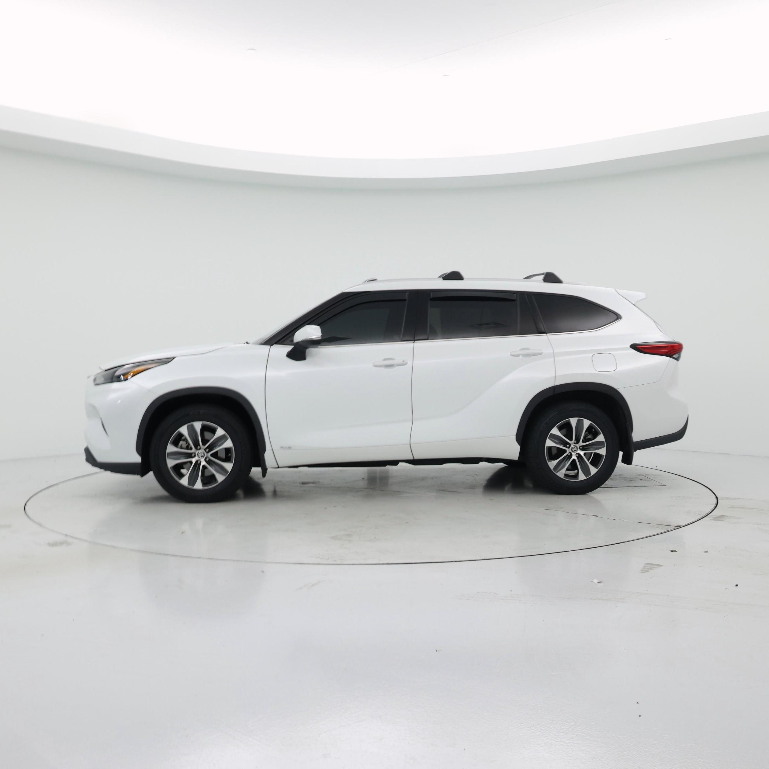 Thumbnail: 2022 Toyota Highlander - 3