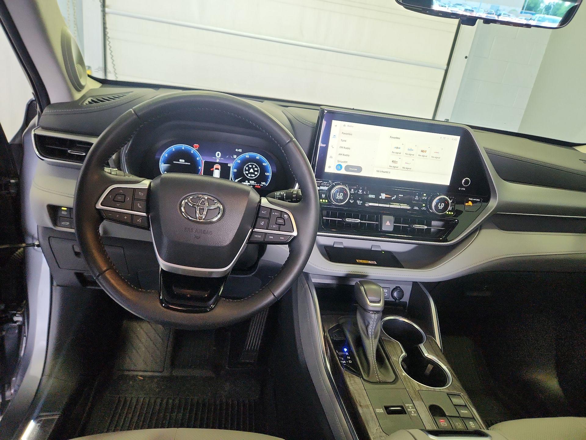 Thumbnail: 2023 Toyota Highlander - 9