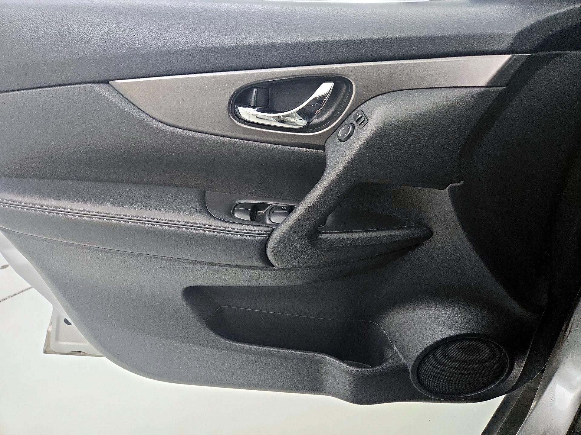 Thumbnail: 2015 Nissan Rogue - 12