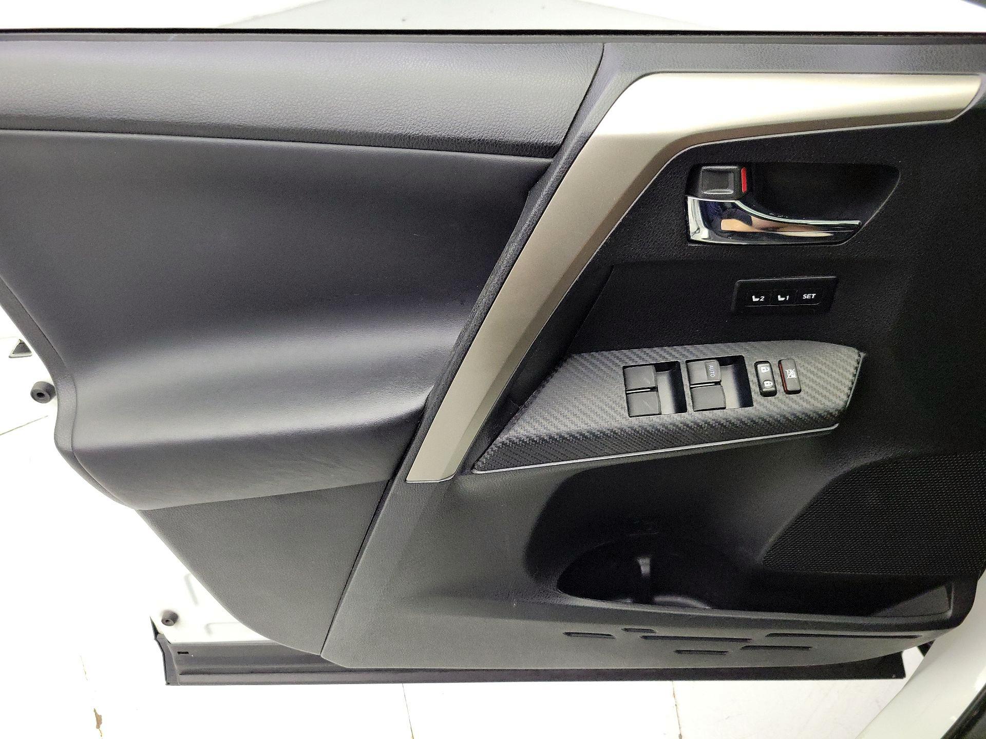 Thumbnail: 2015 Toyota RAV4 - 12