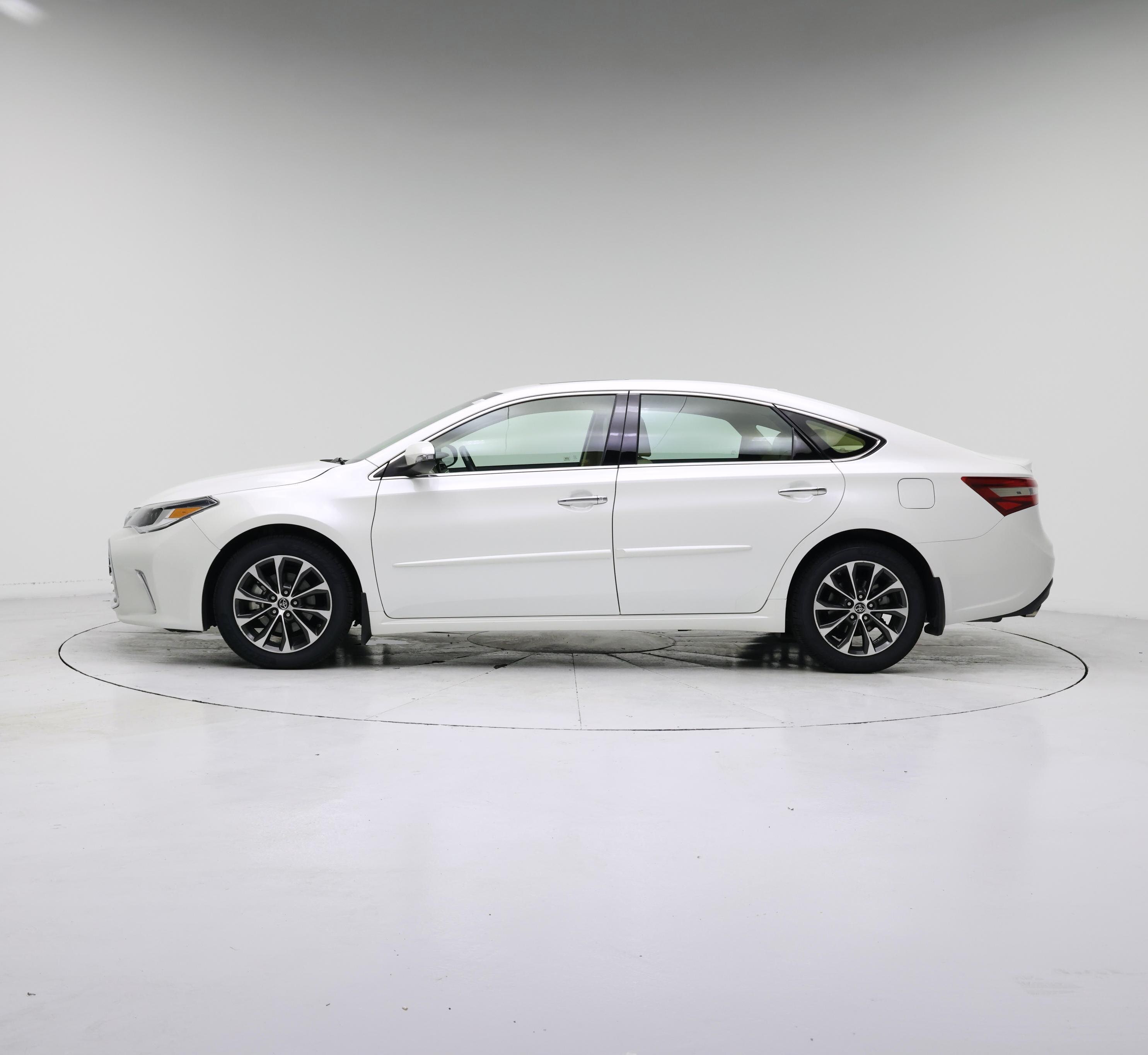 Thumbnail: 2016 Toyota Avalon - 3