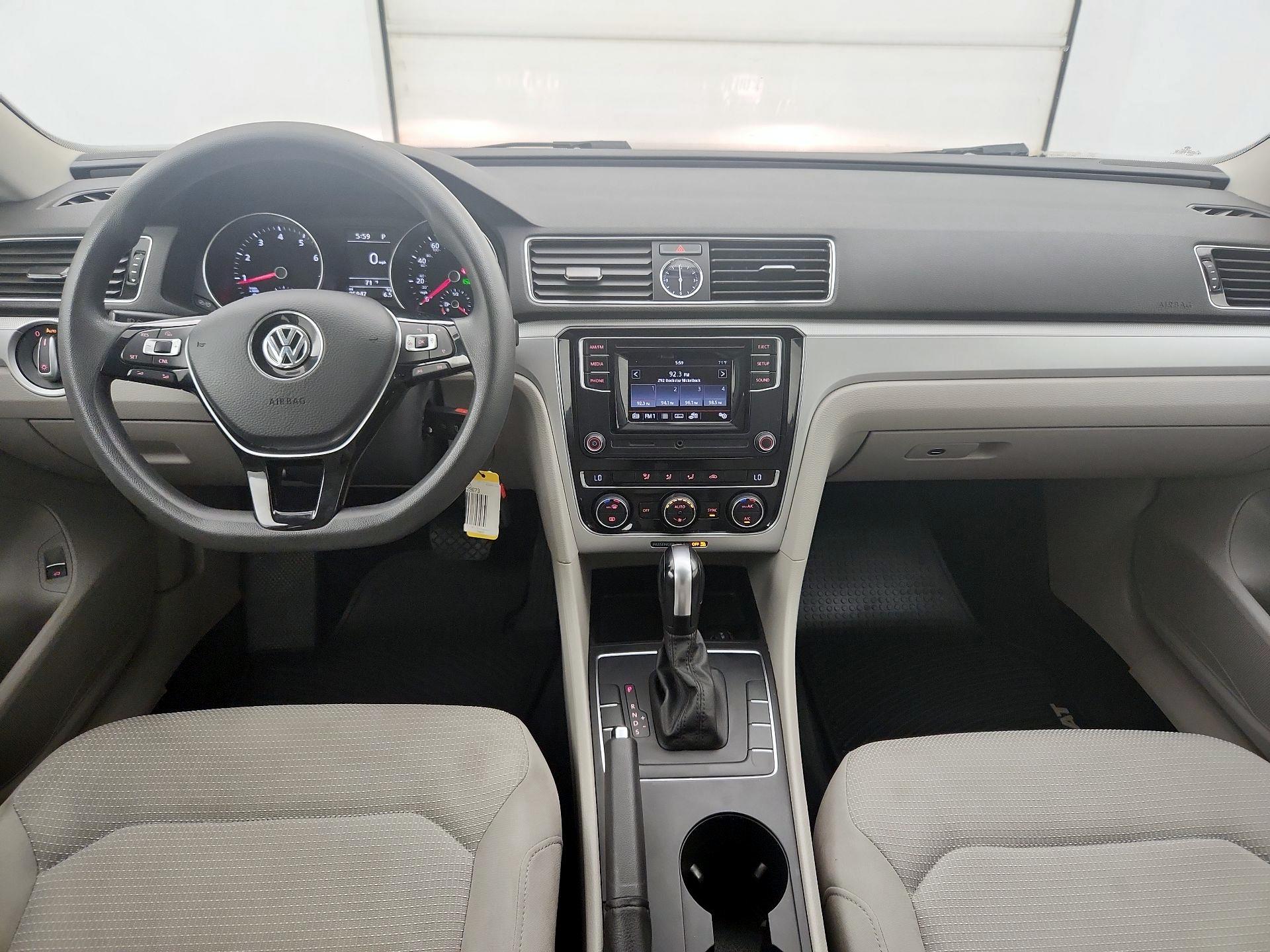 Thumbnail: 2016 Volkswagen Passat - 9
