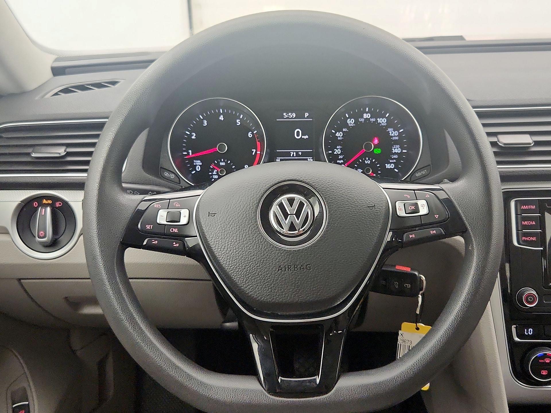 Thumbnail: 2016 Volkswagen Passat - 10