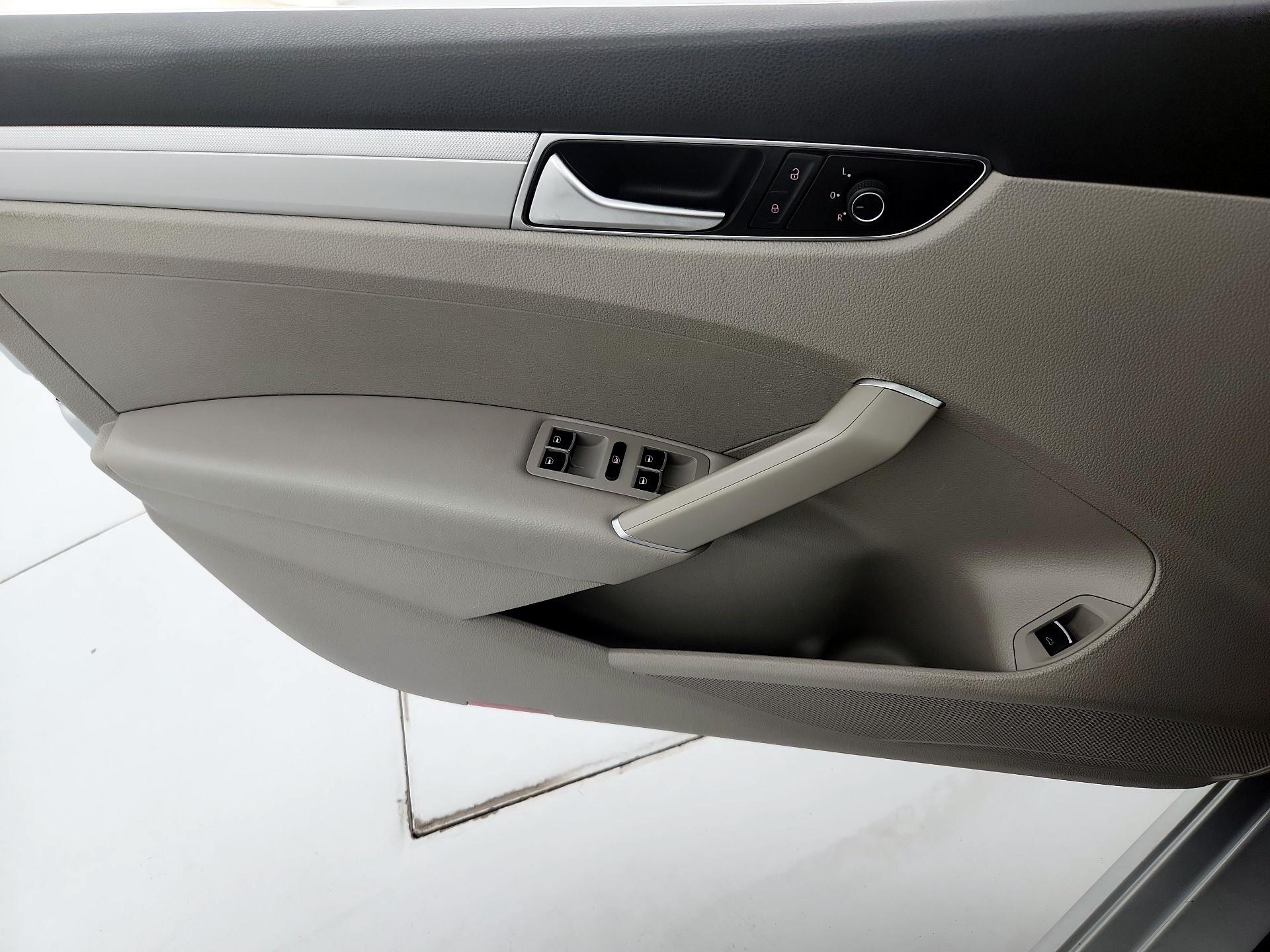 Thumbnail: 2016 Volkswagen Passat - 12