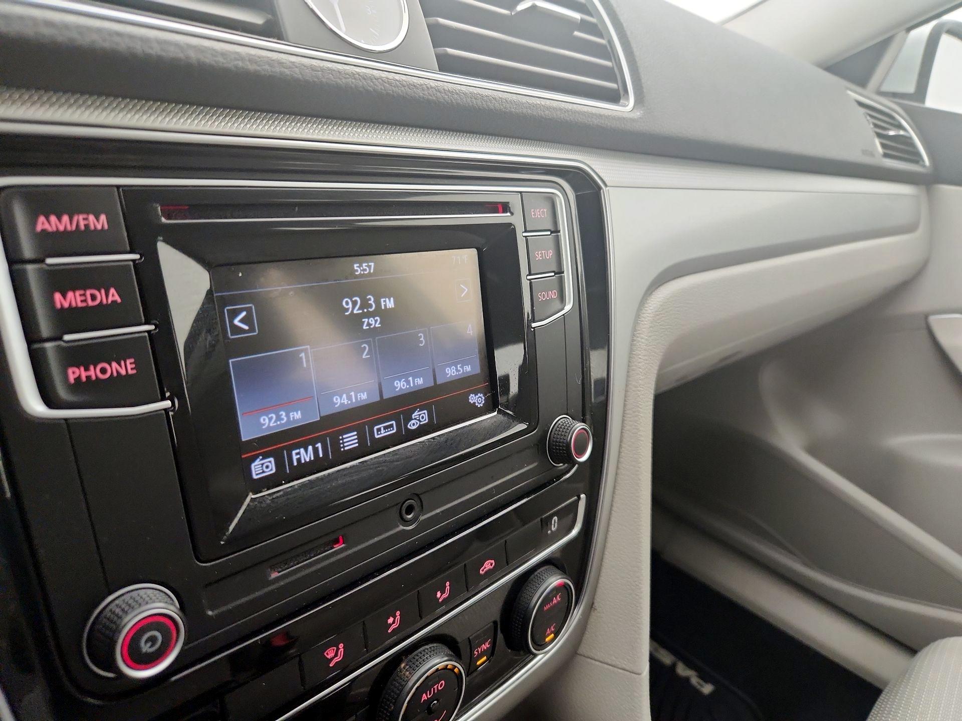Thumbnail: 2016 Volkswagen Passat - 15