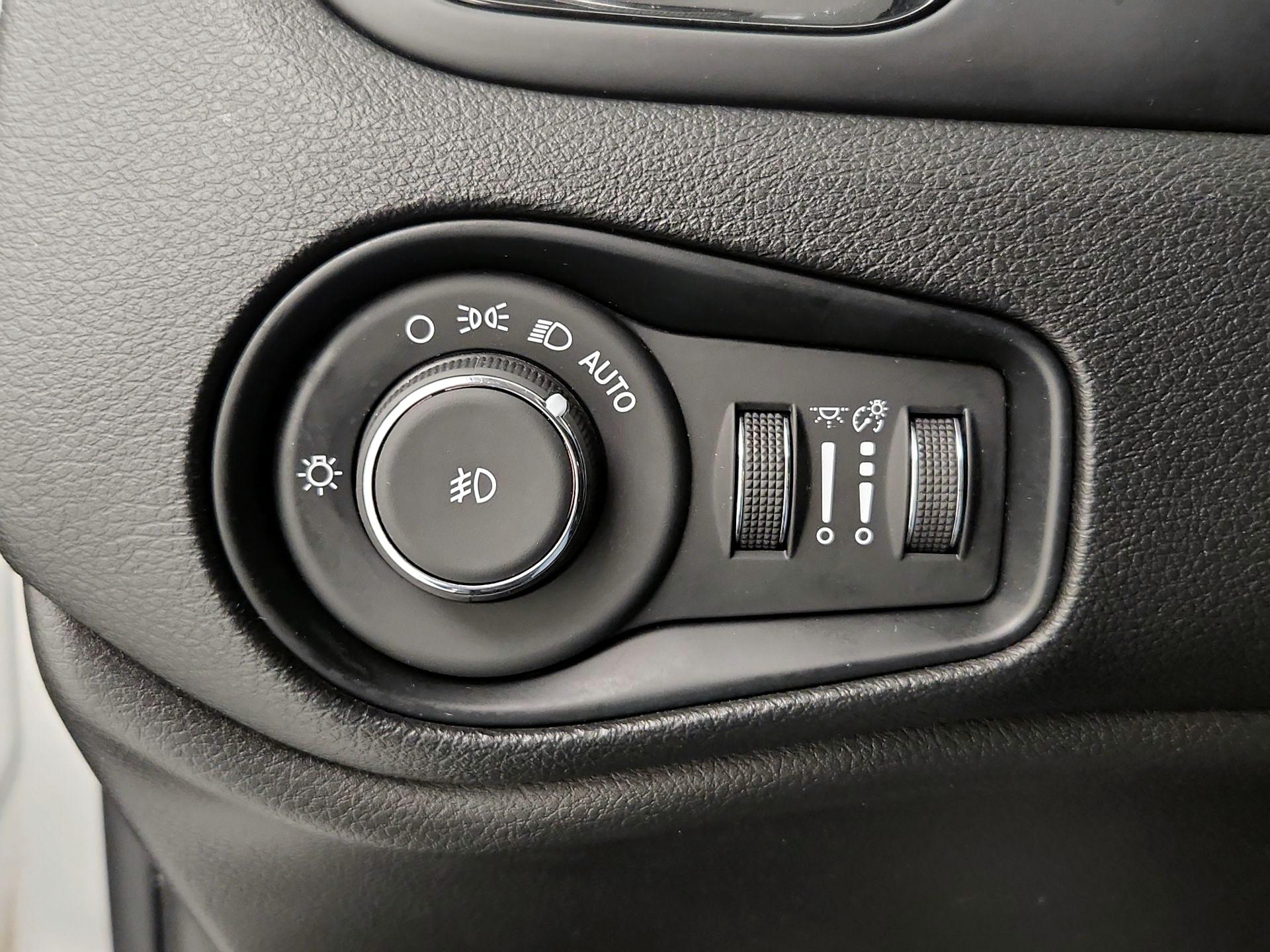 Thumbnail: 2017 Jeep Renegade - 13