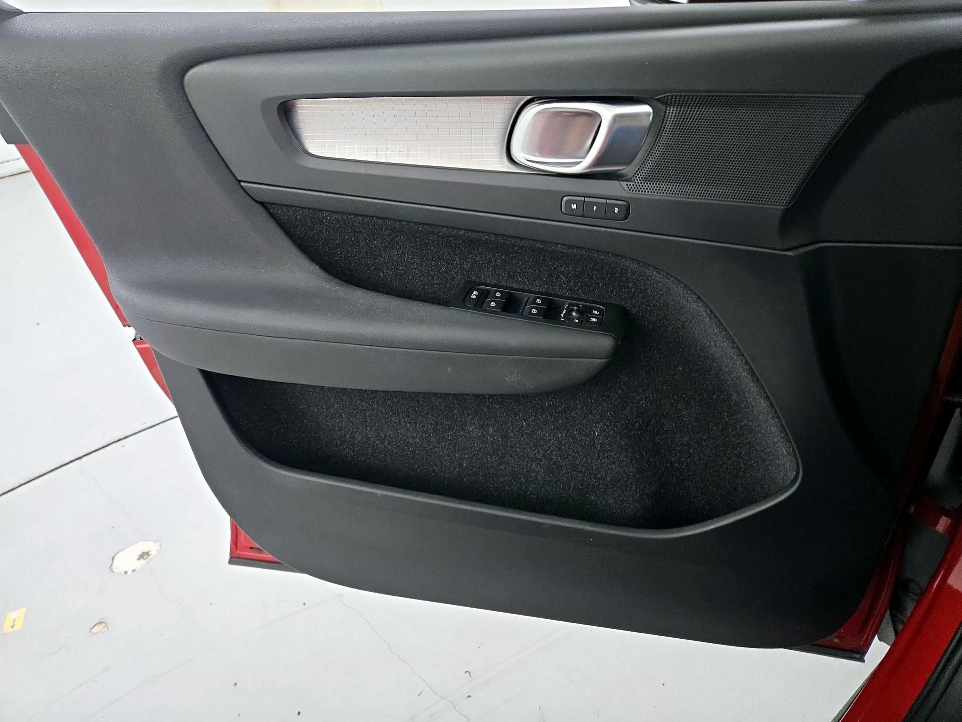 Thumbnail: 2019 Volvo XC40 - 12