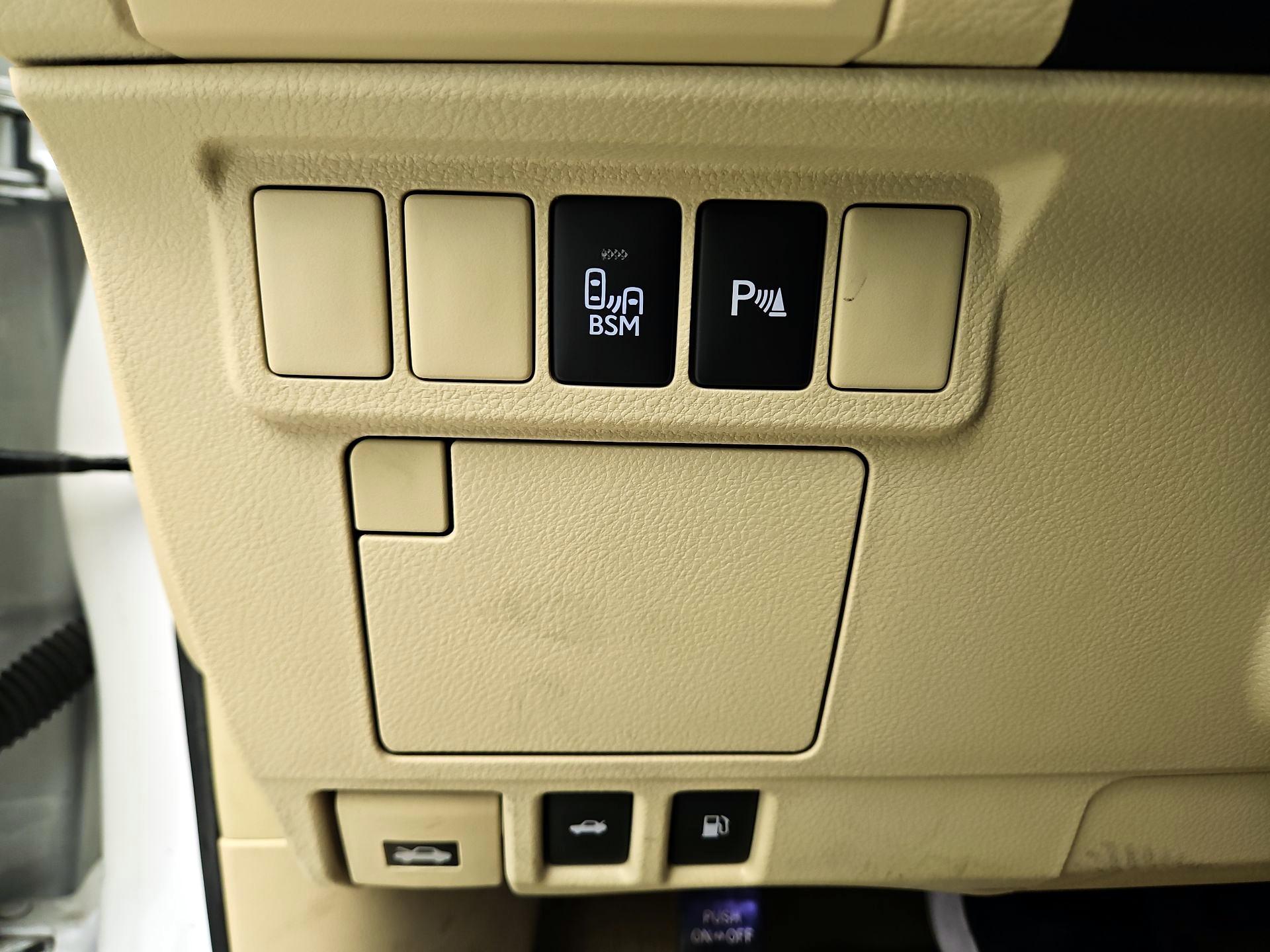 Thumbnail: 2014 Lexus ES - 13