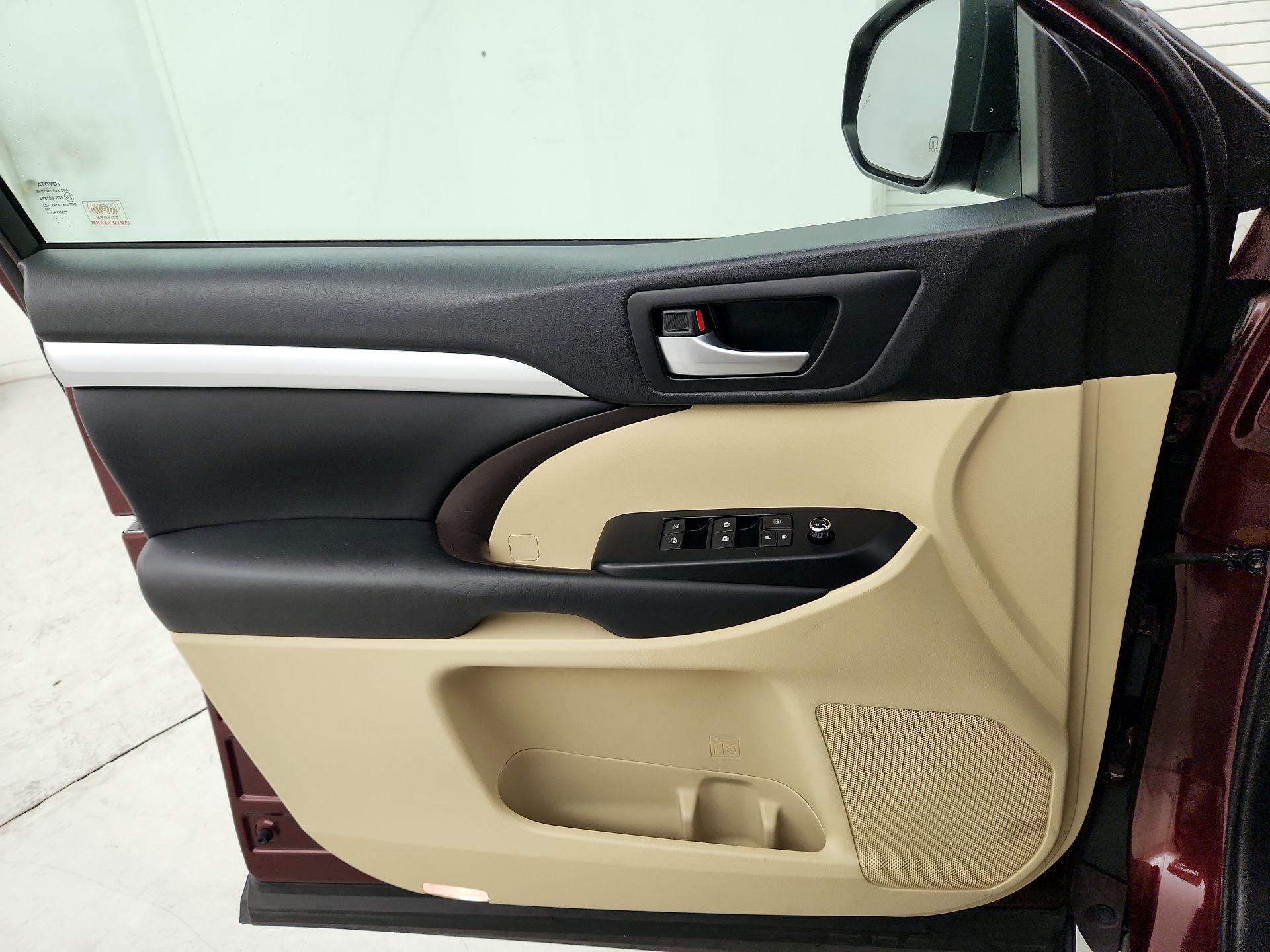 Thumbnail: 2017 Toyota Highlander - 12