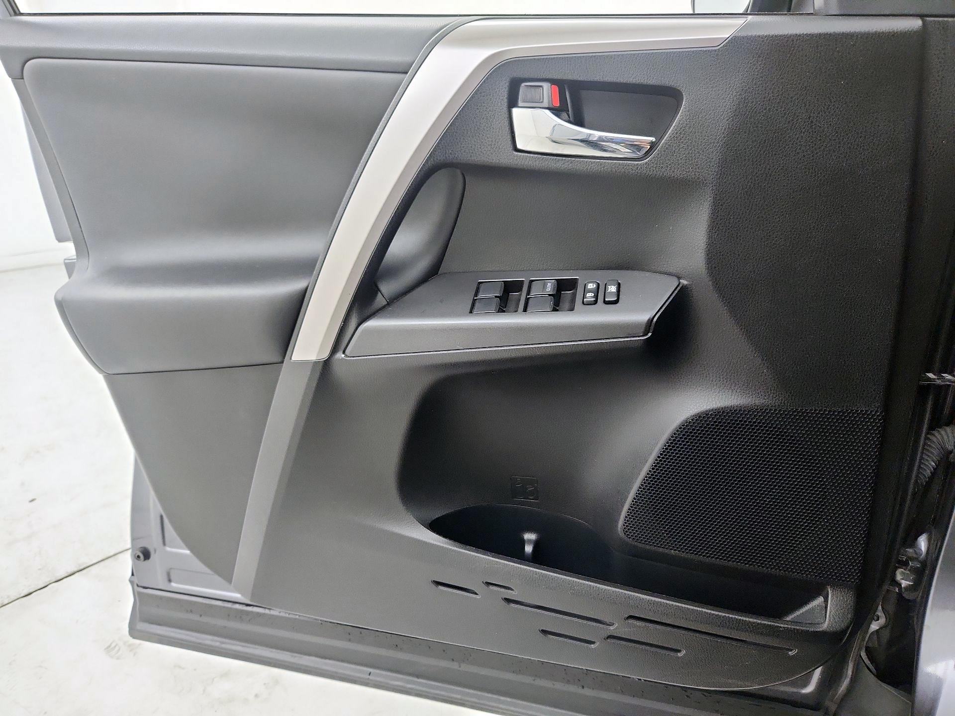 Thumbnail: 2016 Toyota RAV4 - 12